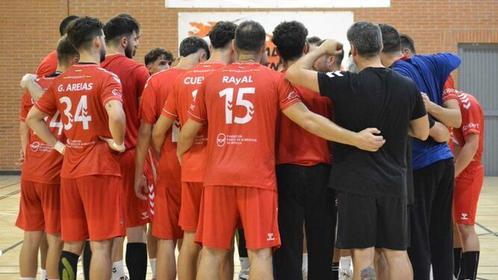 El Balonmano Proin Triana, en un tiempo muerto.