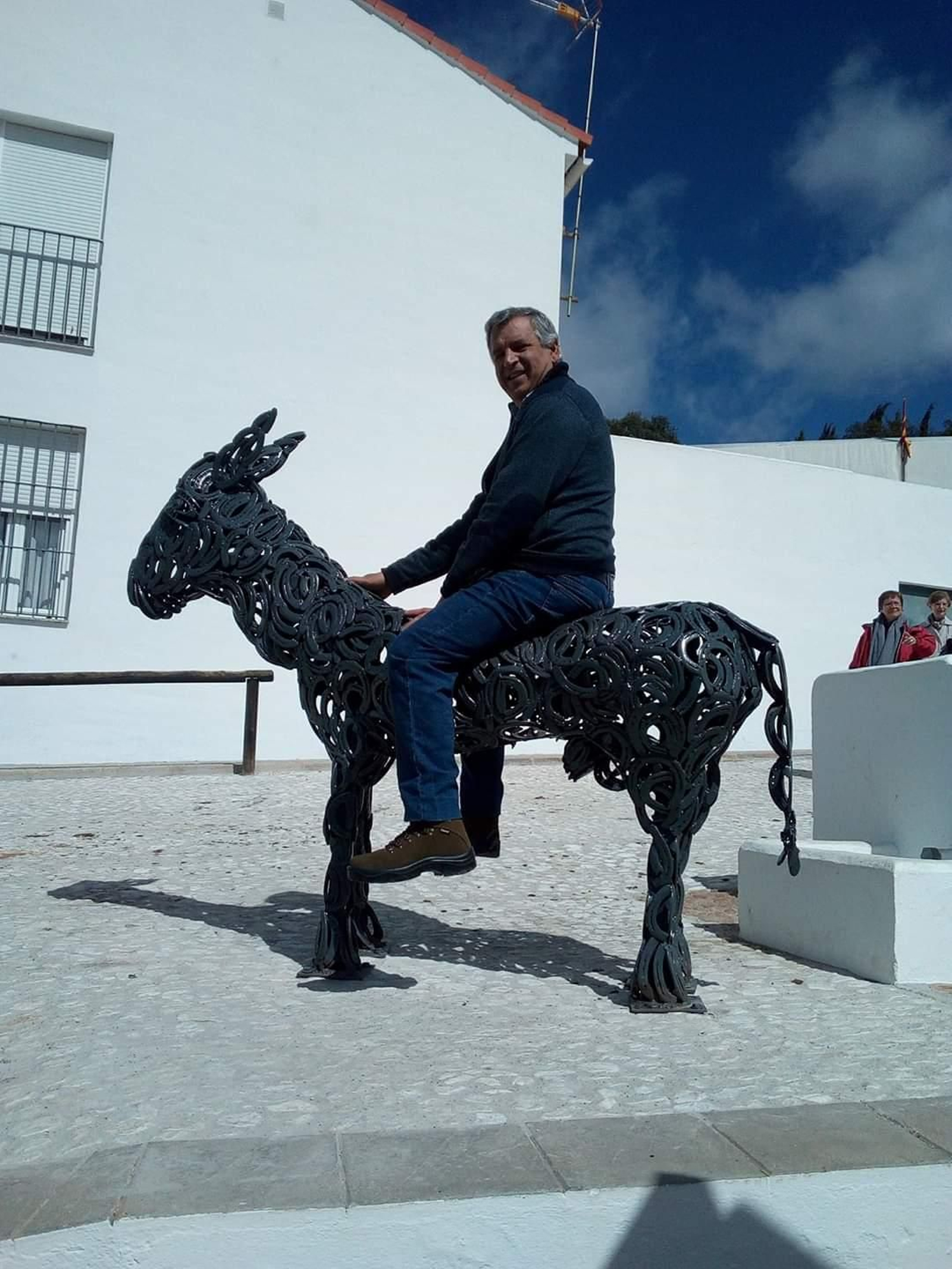 El artista de Aracena que convierte herraduras en obras de arte únicas: Ha creado más de 300 figuras de hierro