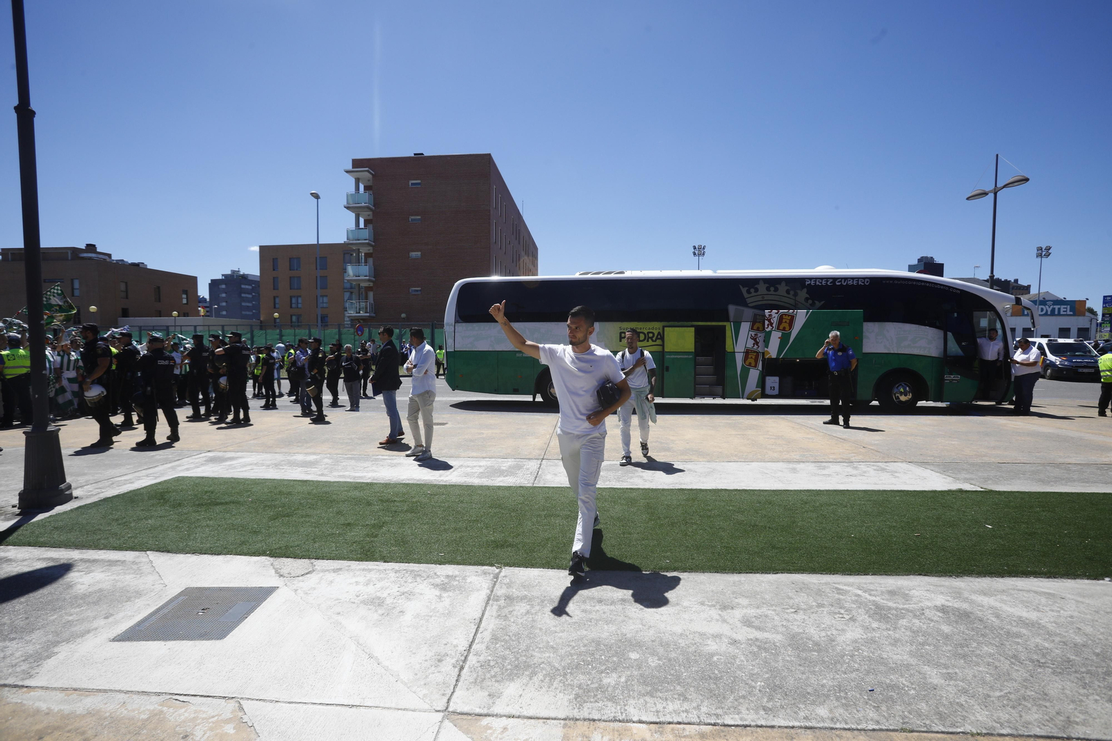 El Córdoba CF recibe el calor de su afición a su llegada a El Toralín antes del partido ante la Ponferradina El Córdoba CF recibe el calor de su afición a su llegada a El Toralín antes del partido ante la Ponferradina