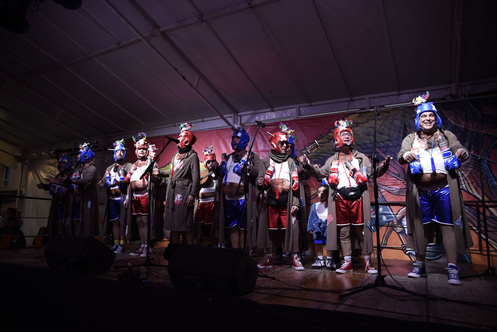 Búscate en las fotos de la fiesta en la calle del sábado en el Carnaval de la Concha Fina de La Línea