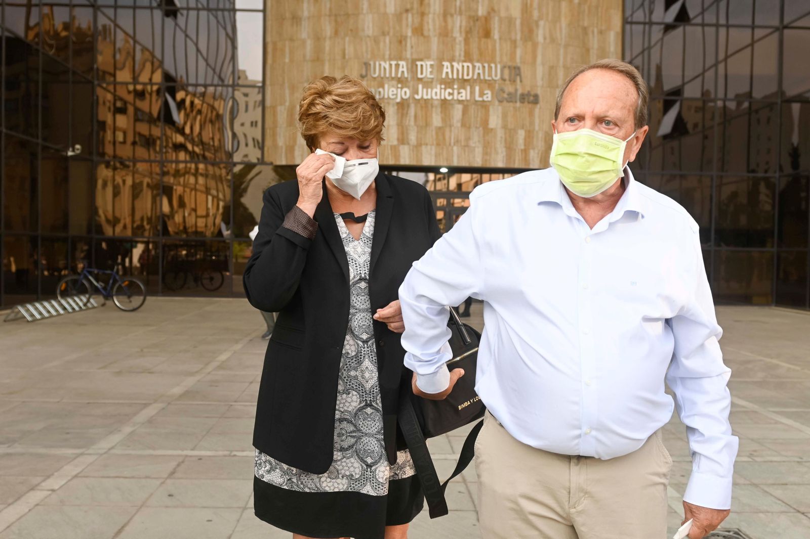 Los padres de la mujer que presuntamente fue asesinada por su exmarido, a la entrada de los juzgados de La Caleta.