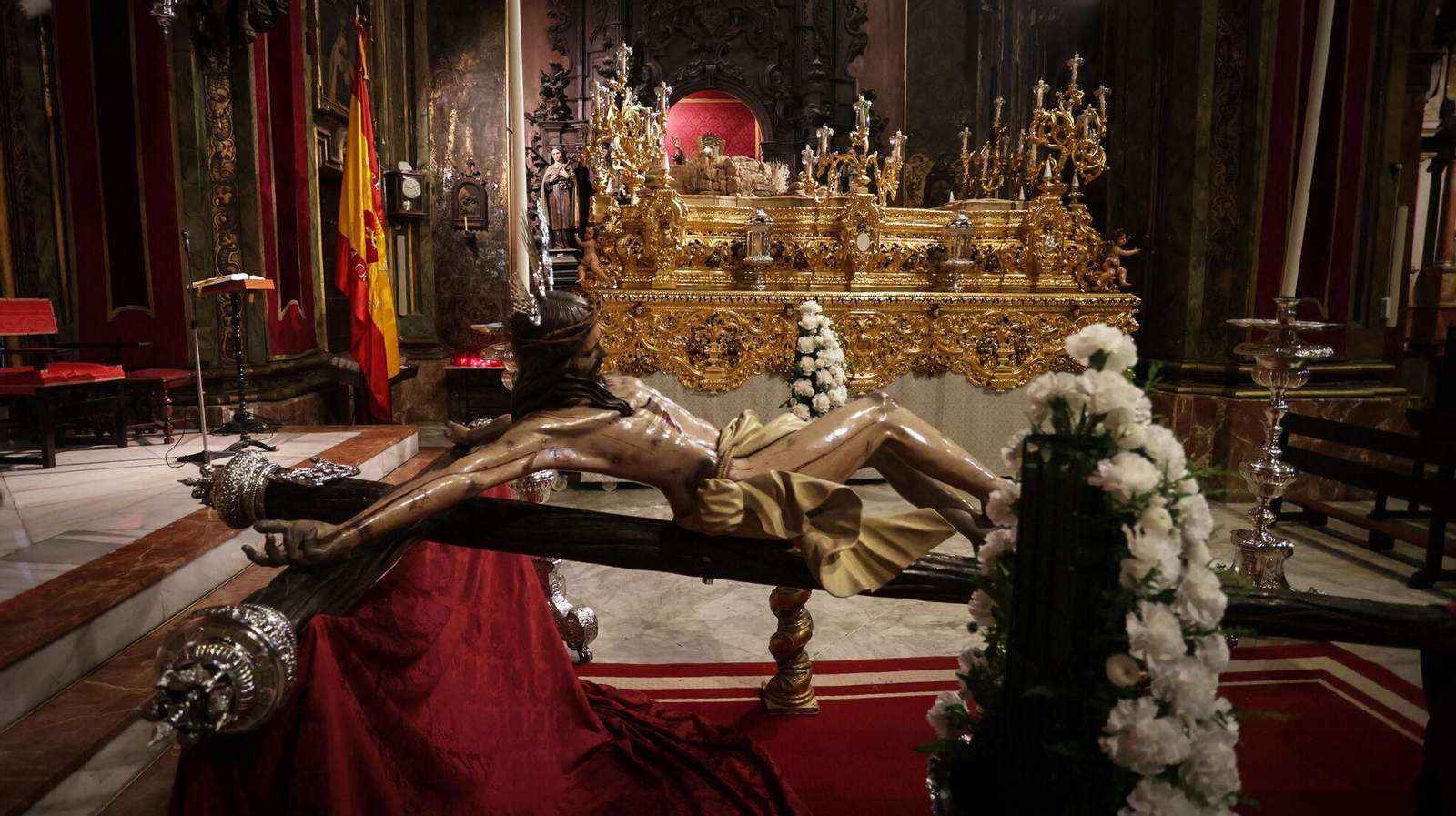 El Cristo de la Sagrada Lanzada en el Carmen con el paso de misterio de fondo.