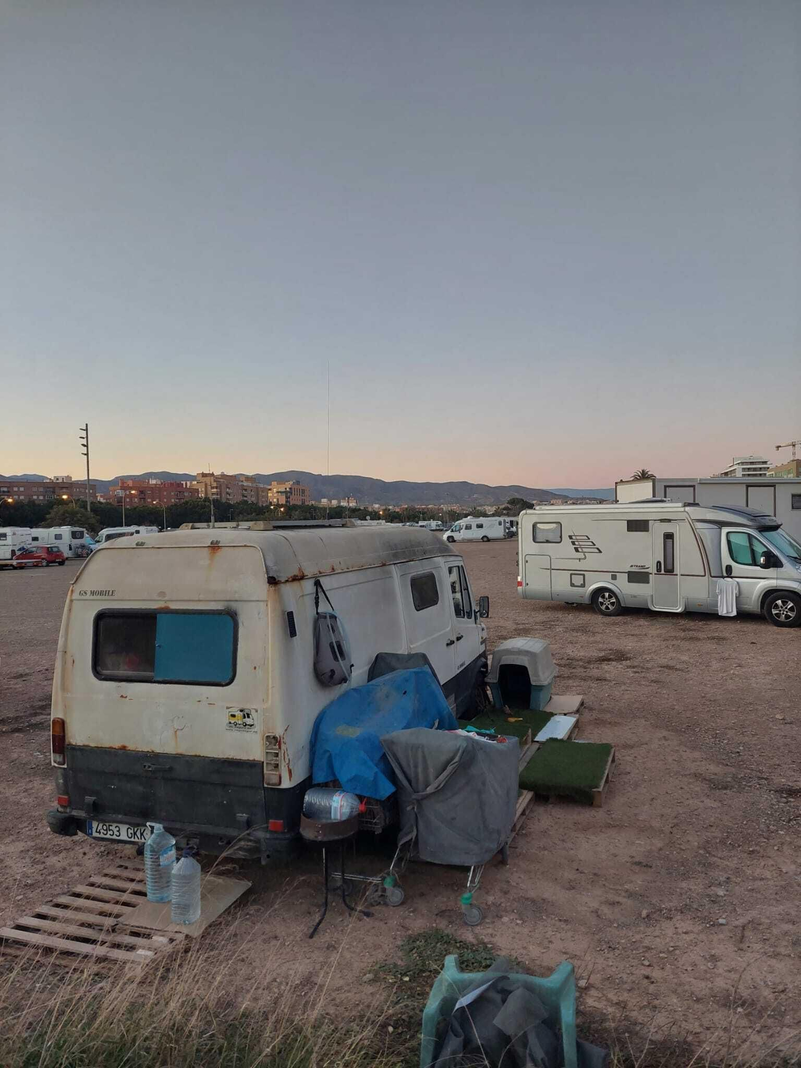 Furgoneta acampada con caseta del perro y acopio de enseres