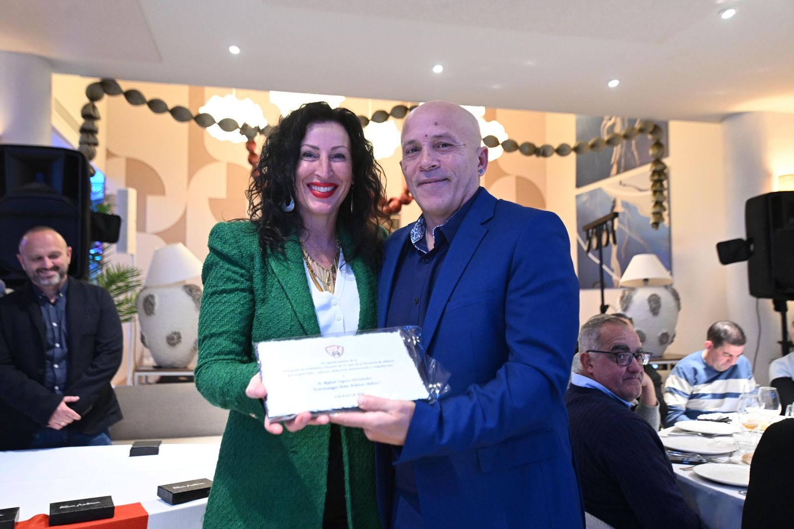 La alcaldesa de Almería, María del Mar Vázquez, realiza la entrega de un premio a uno de los equipos ganadores.