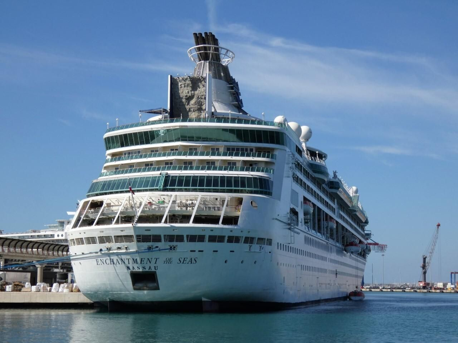 El buque 'Enchantment of the Seas' en el puerto de Málaga este miércoles.
