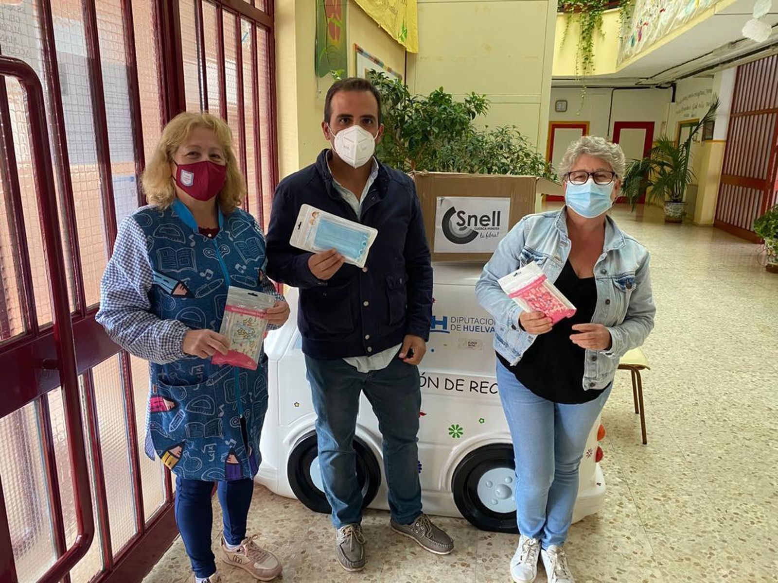 El gerente de Snell Cuenca Minera con profesoras del CEIP Maestro Rojas.
