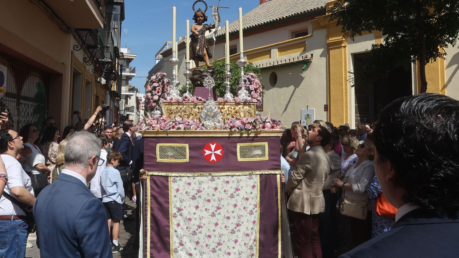 San Juan Bautista Niño en la procesión eucarística de la Amargura.