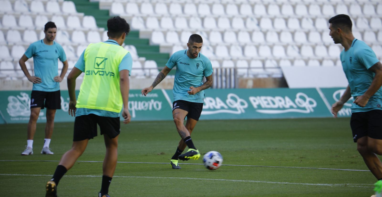 Julio Iglesias, en presencia de Toni Arranz, Guti y Willy, golpea el balón durante el entrenamiento.