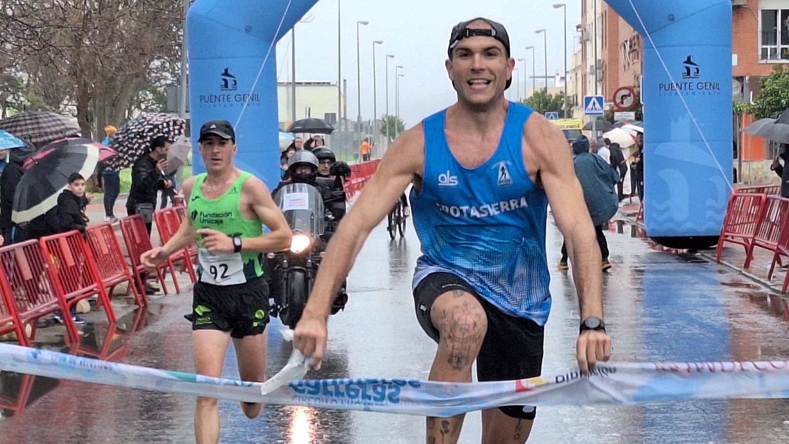 Jesús Alguacil entra a meta escasos pasos antes que Casas.