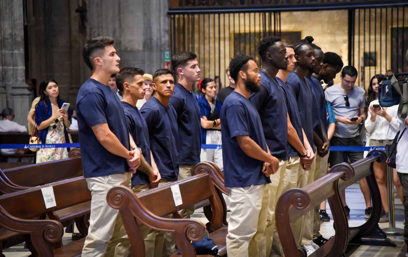 Ofrenda floral del Sevilla a la Virgen de los Reyes
