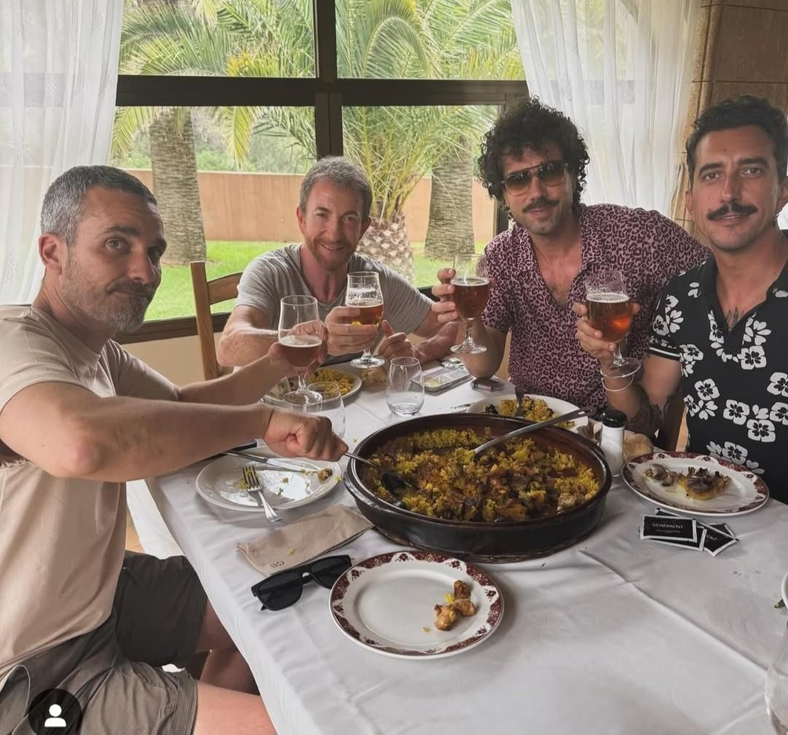 Pablo Motos con Juan, Damián y Marron en Jávea, dando cuenta de la paella con la que abren el nuevo curso