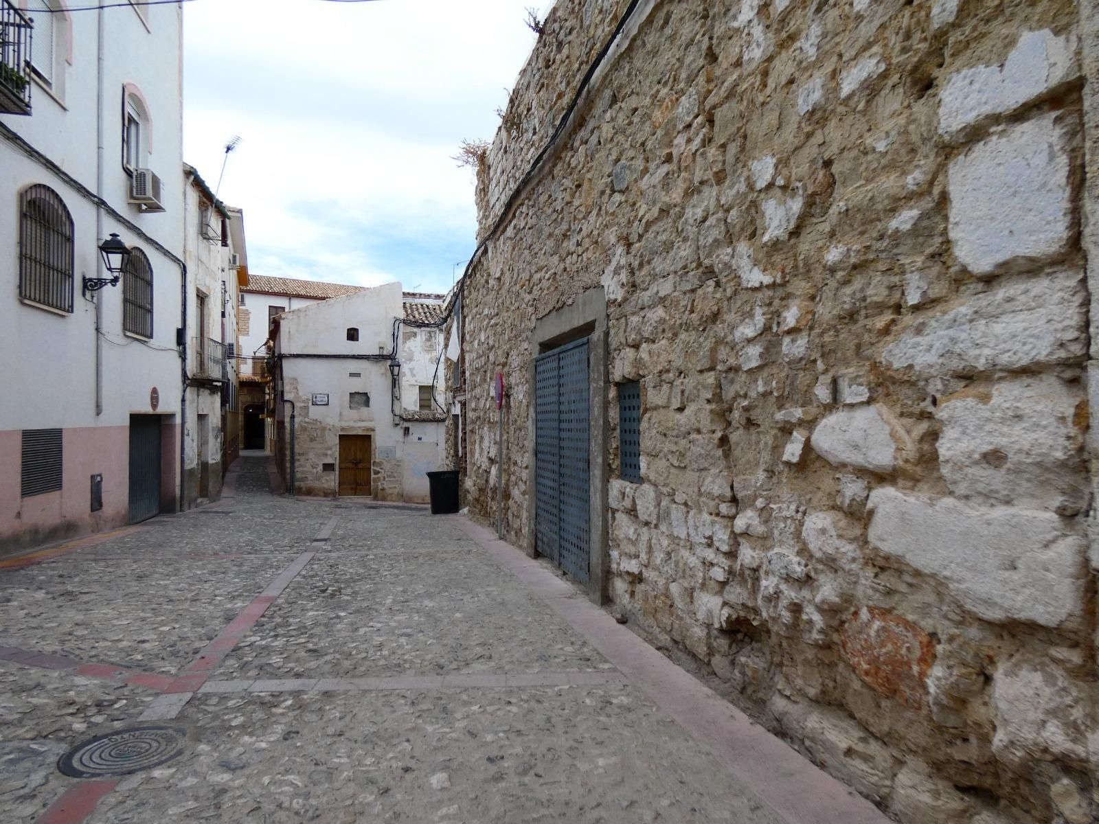 Así se encuentran los restos de la antigua iglesia de San Miguel en Jaén, en imágenes