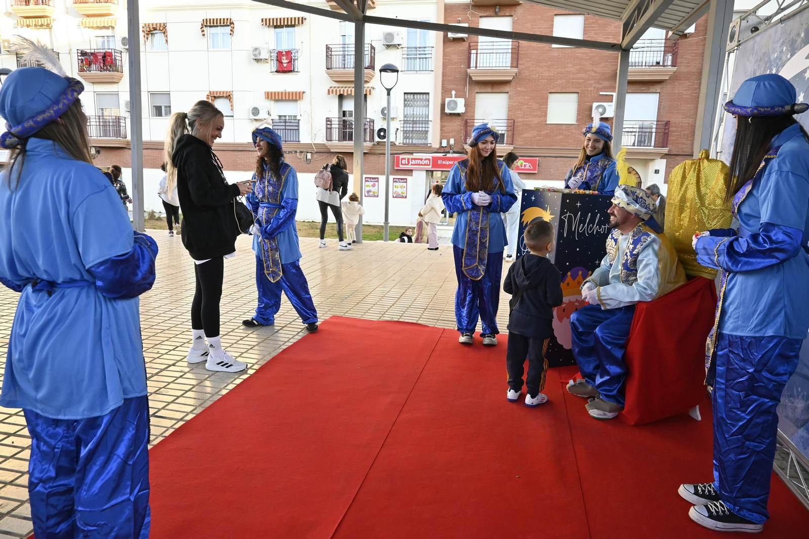 Recogida de cartas del paje real en la plaza Miguel Raya en el Molino, en imágenes