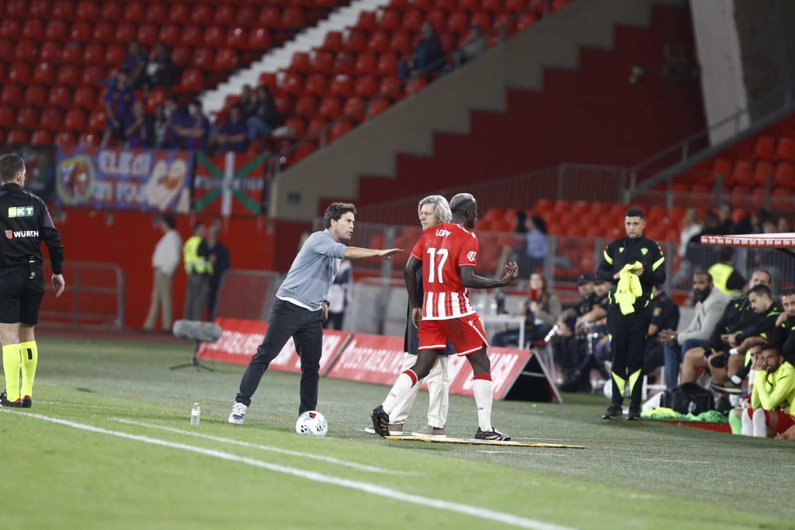 Rubi recrimina a Lopy sus quejas por el cambio.