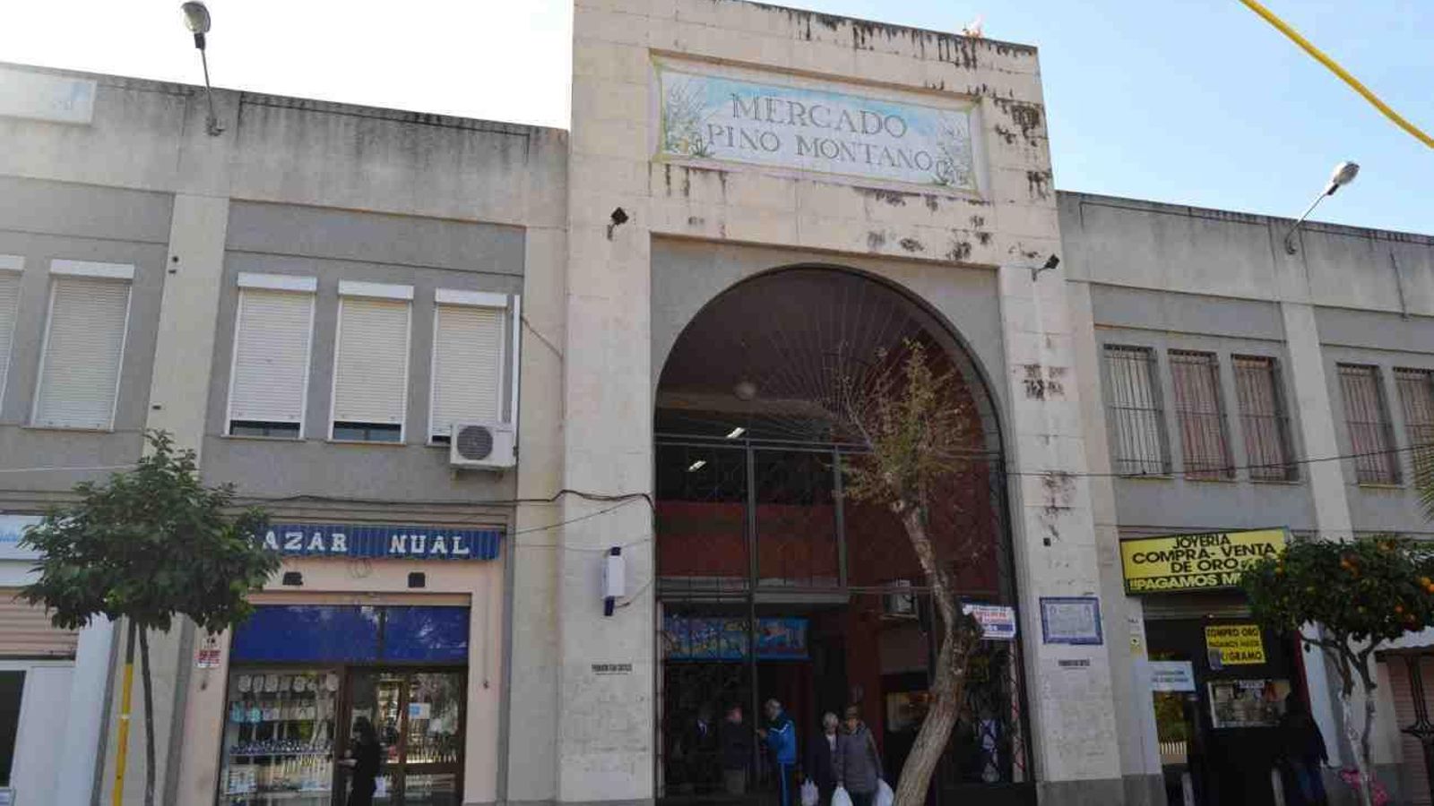 La entrada al mercado de Pino Montano.