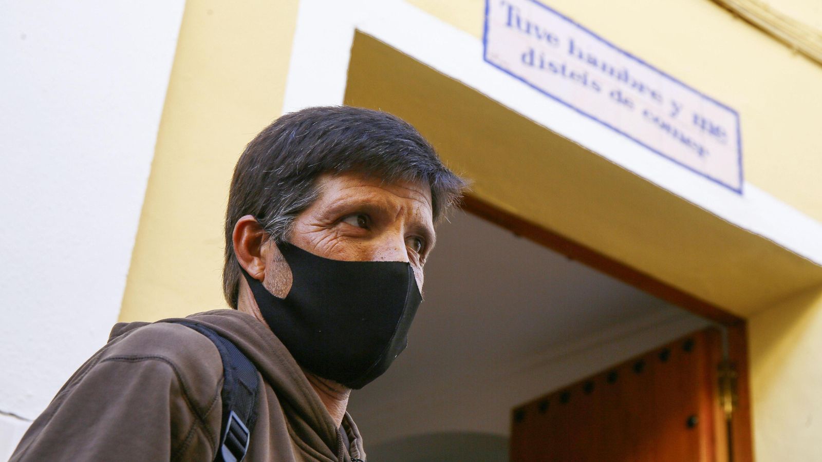 Alejandro en la puerta del comedor Santo Domingo.