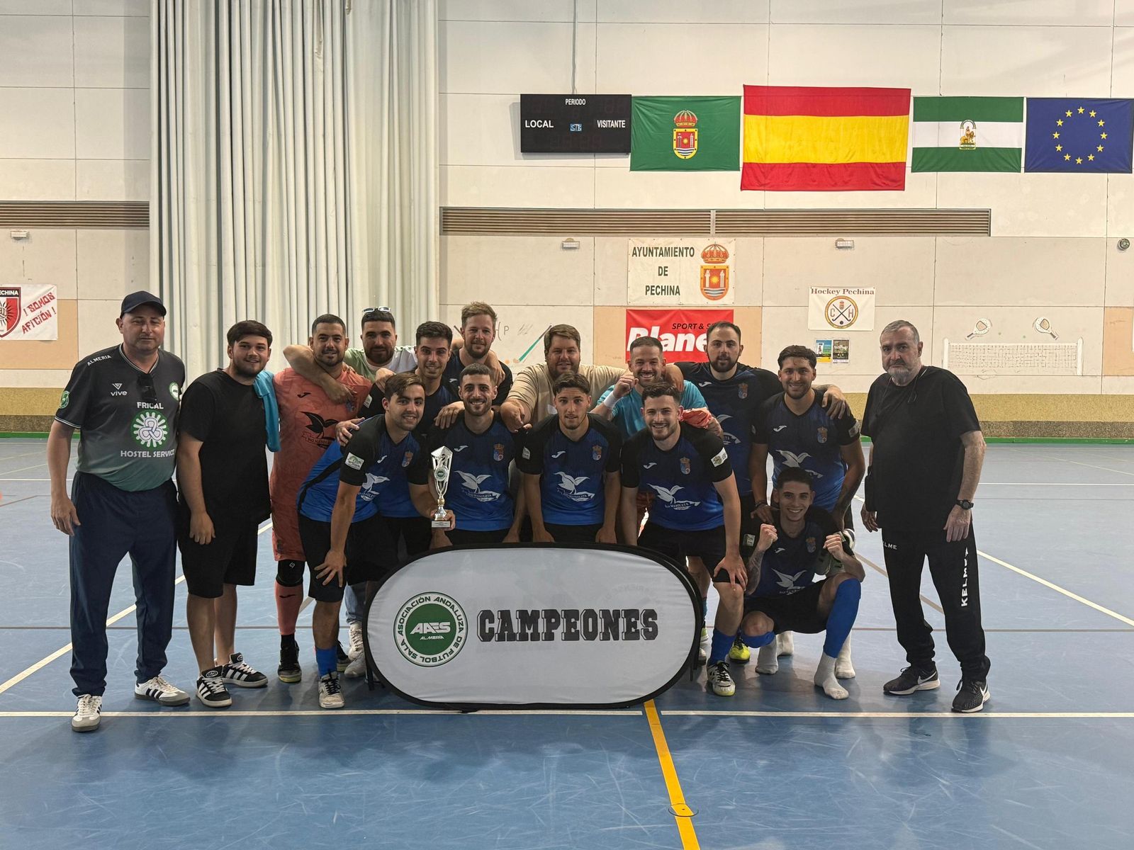 Los jugadores del CD Lucainena de las Torres reciben el título de campeón tras imponerse en la final en Pechina.