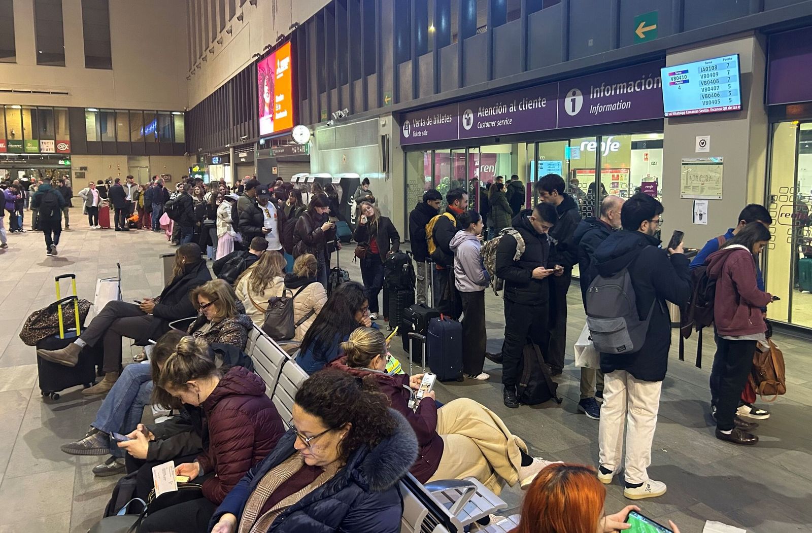 Colas en la estación de Santa Justa tras la comunicación de la suspensión de la circulación de alta velocidad.