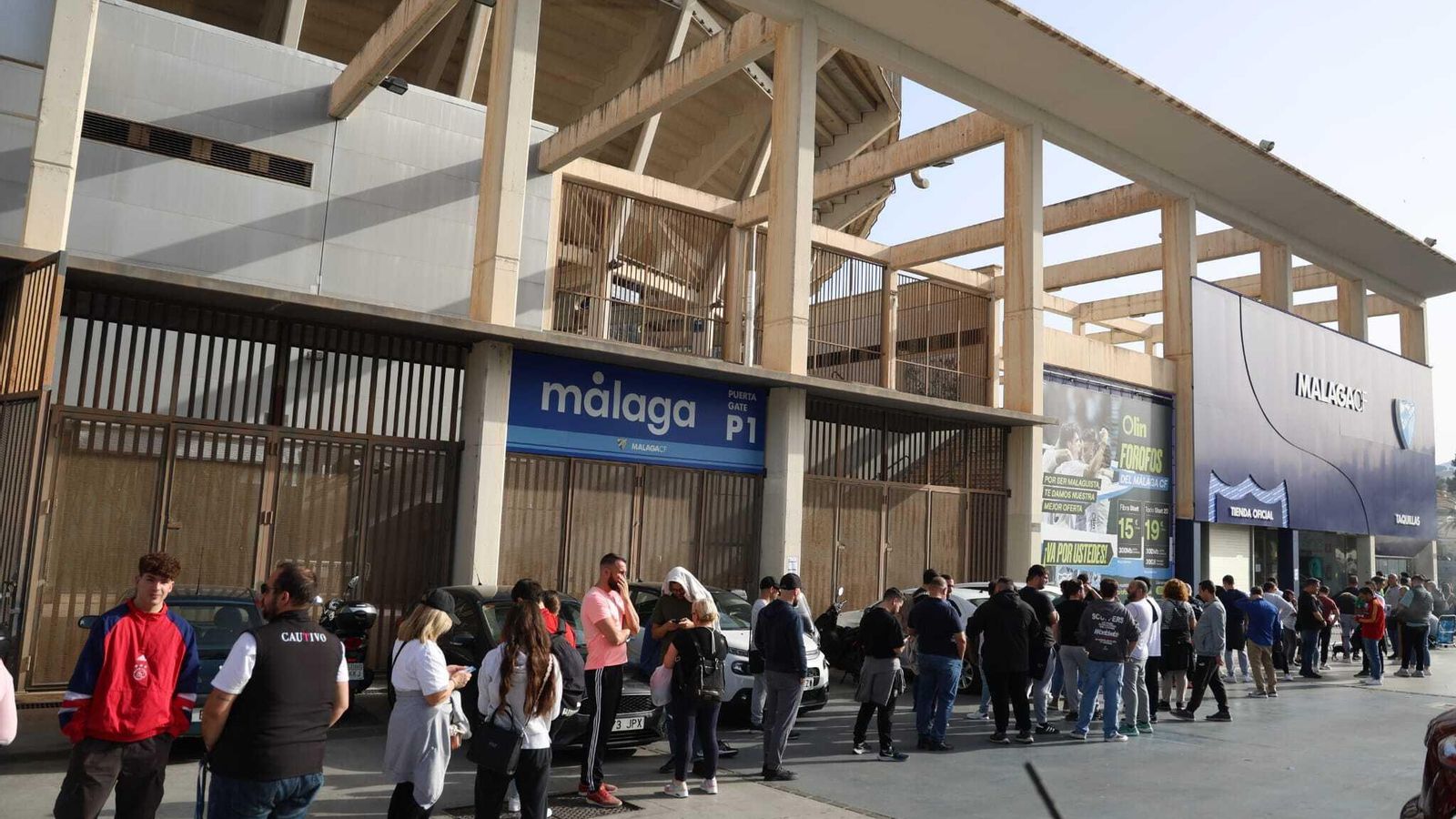 Colas en La Rosaleda para las entradas del Algeciras - Málaga CF