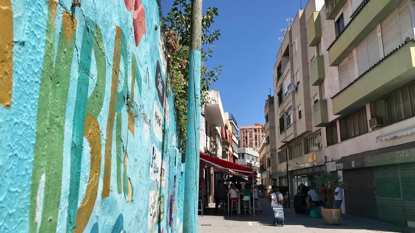La calle Tarifa de Algeciras, este miércoles al mediodía.