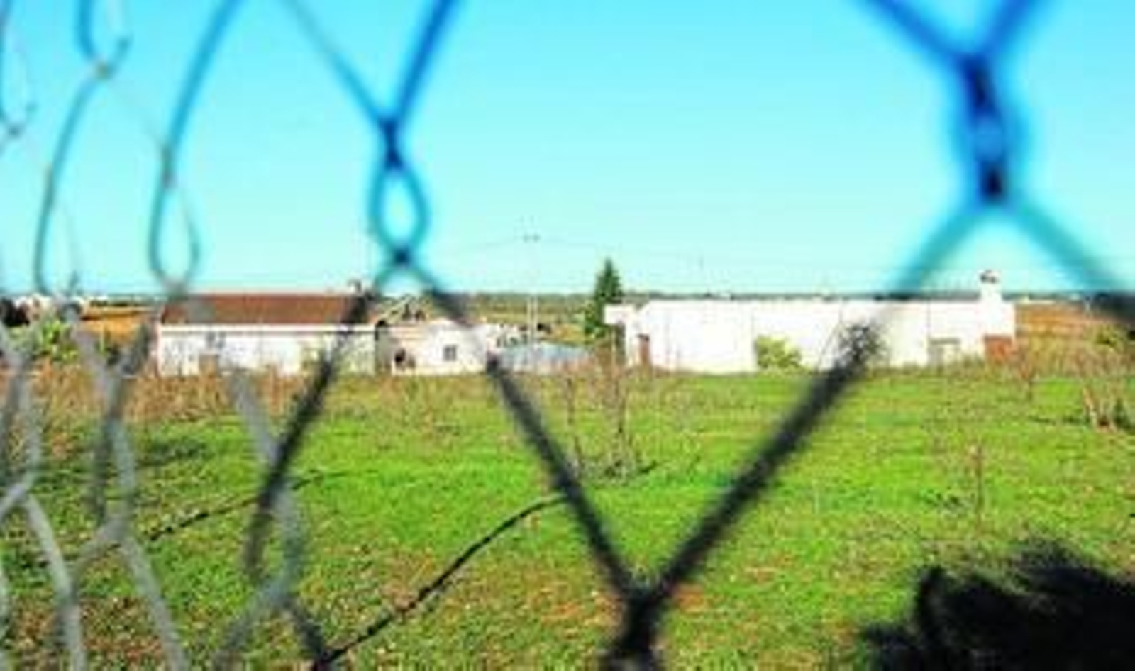 Vista general, desde el exterior de la finca, de la vivienda  de Juan  Polo  (a la izquierda).