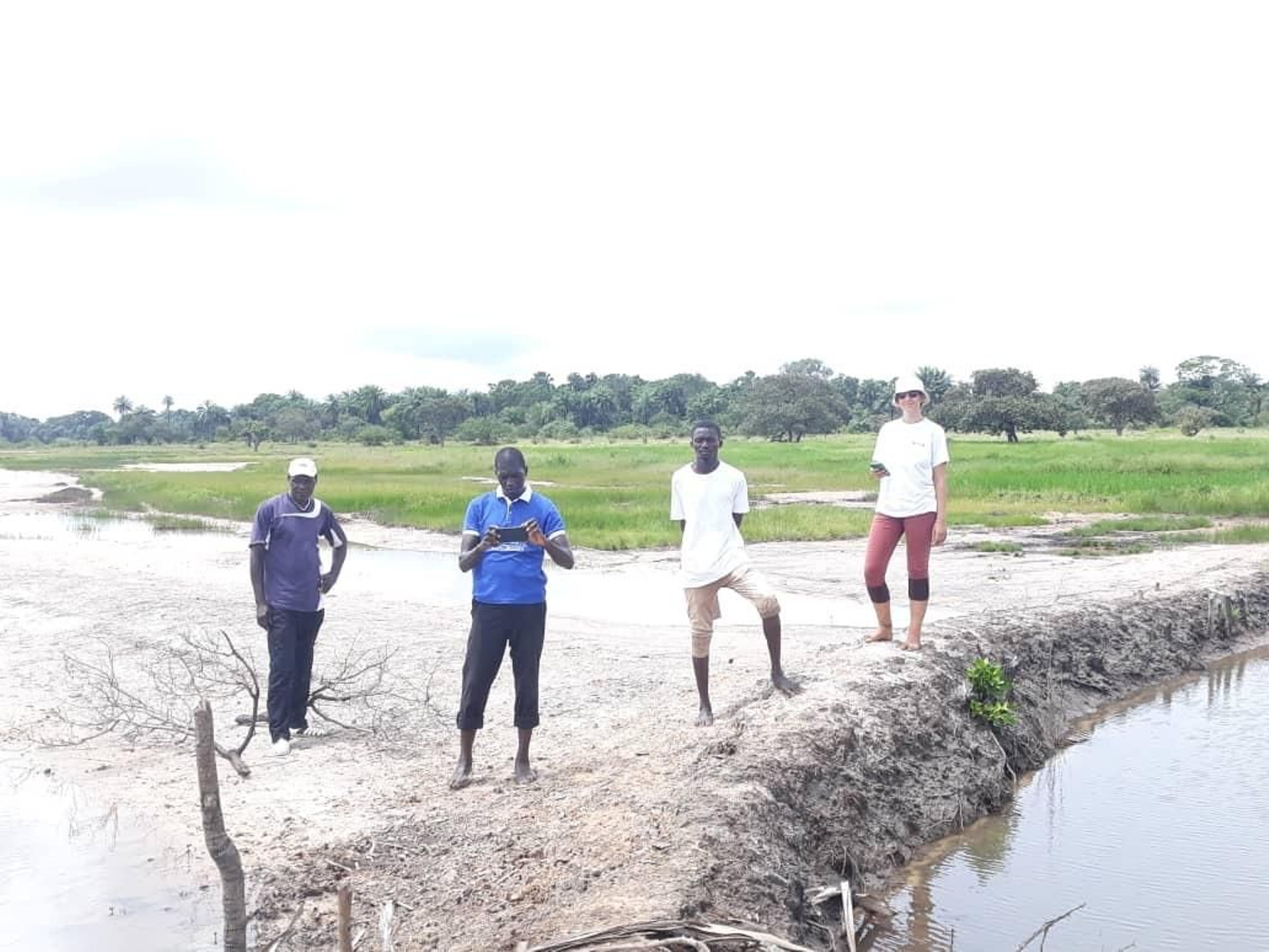 La coordinadora Marie Faisandier, sobre uno de los diques anti sal construidos.