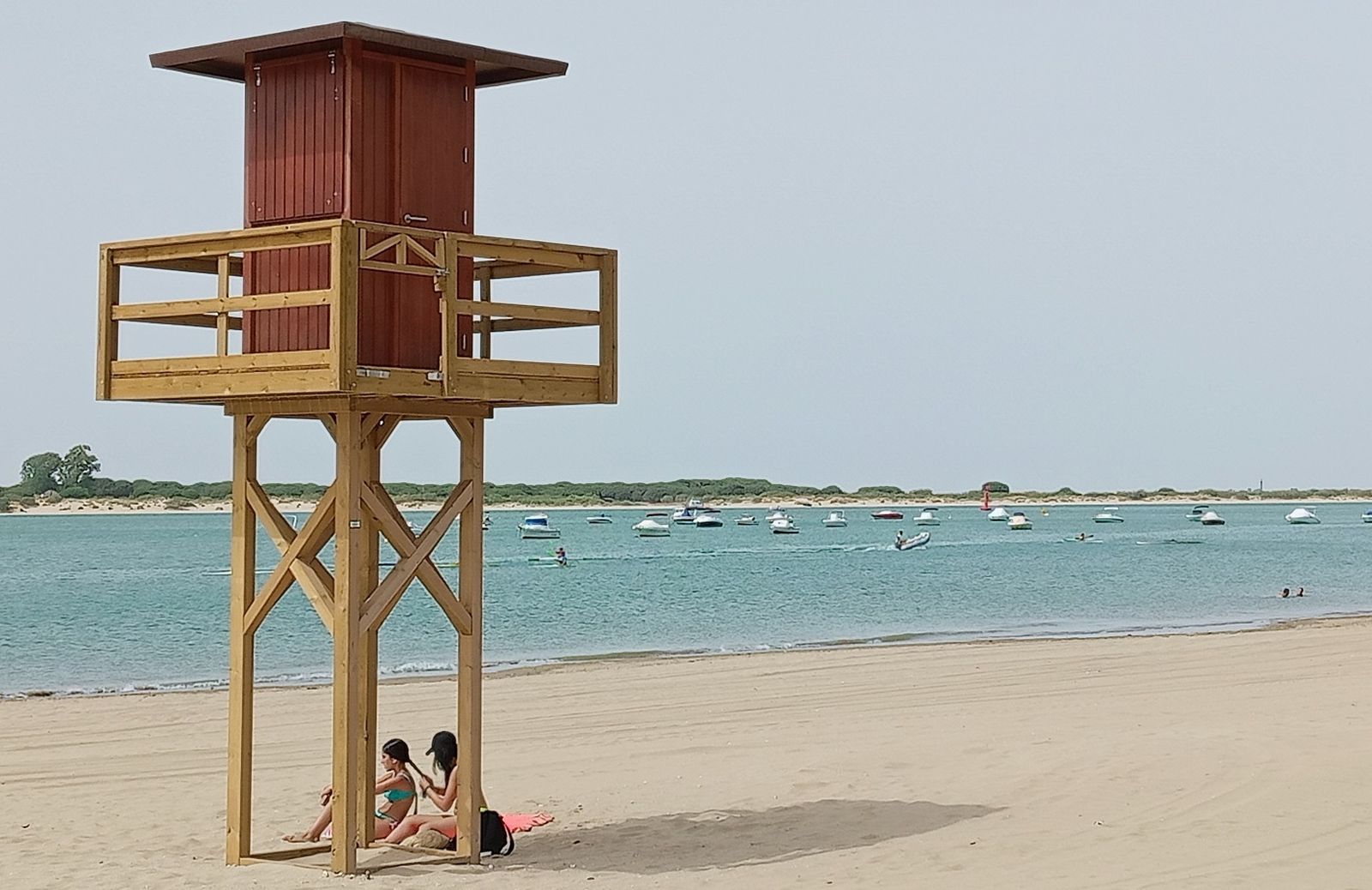 Una de las cuatro nuevas torretas de vigilancia de la playa urbana de la Sanlúcar este miércoles por la tarde.