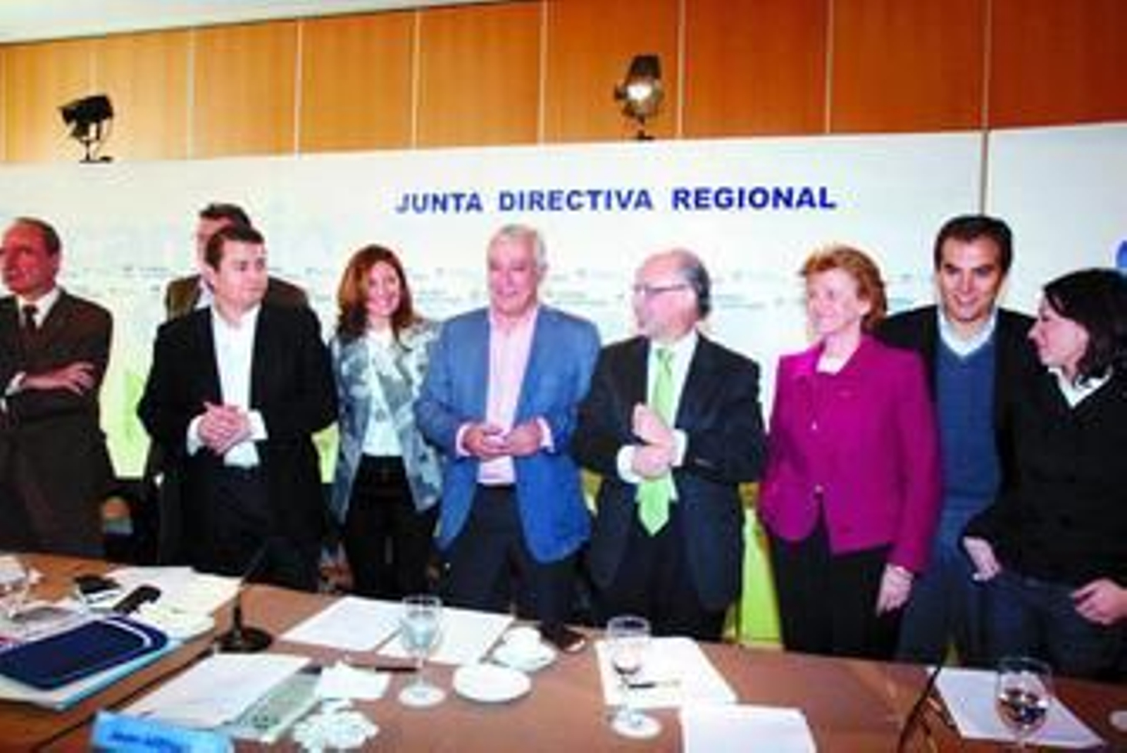 Javier Arenas, en el centro, junto a algunos miembros de la Junta Directiva Regional de su partido.