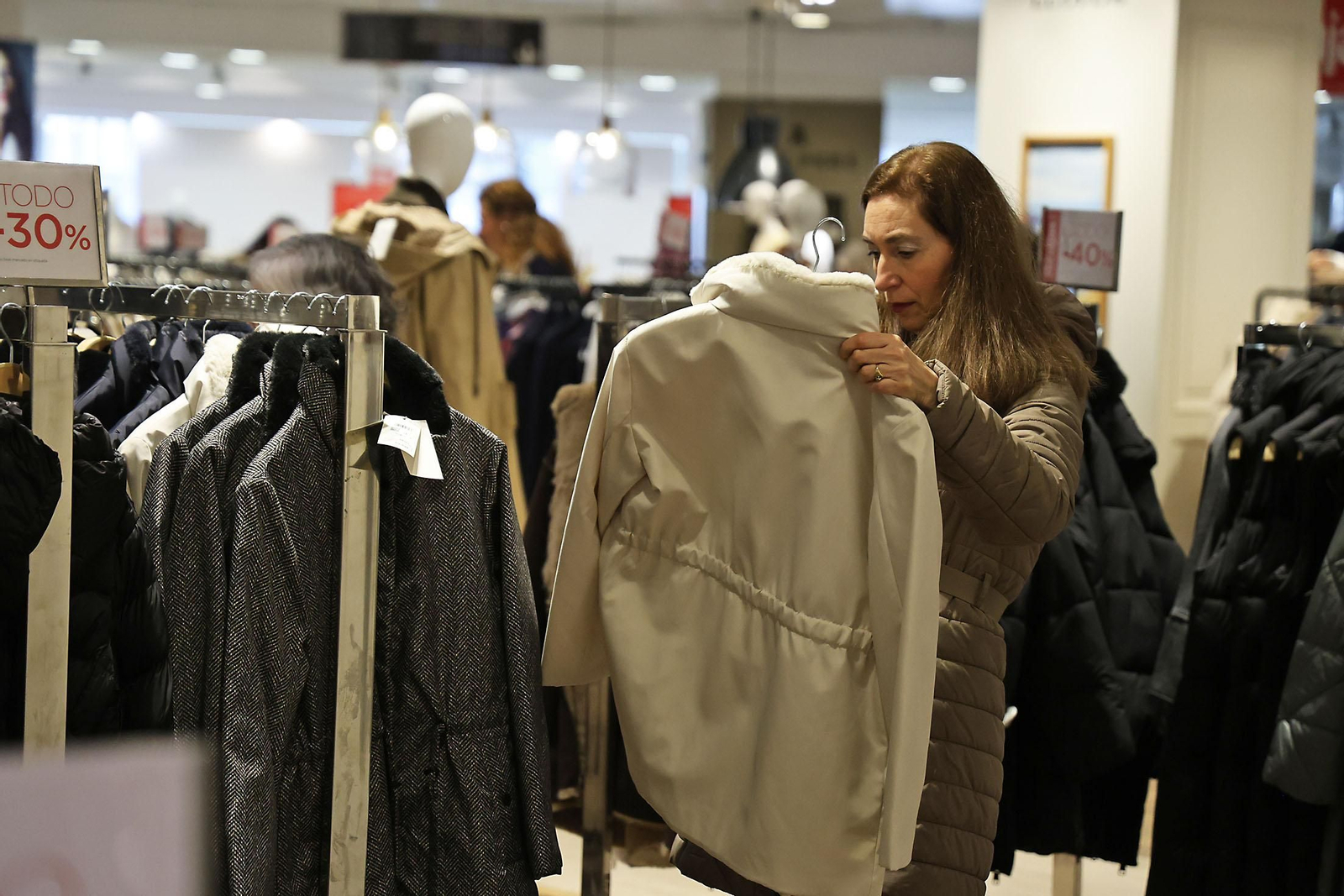 Imágenes del comienzo de las rebajas en Huelva