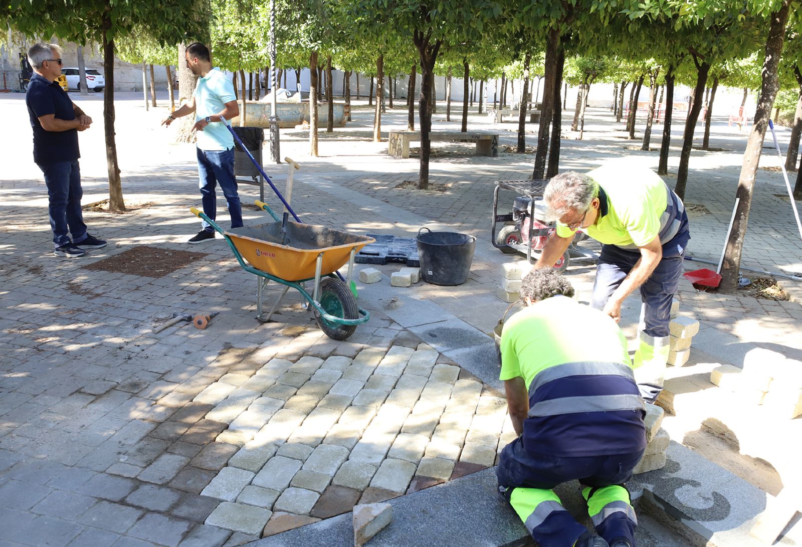 Operarios trabajando en las obras de la Alameda Vieja.