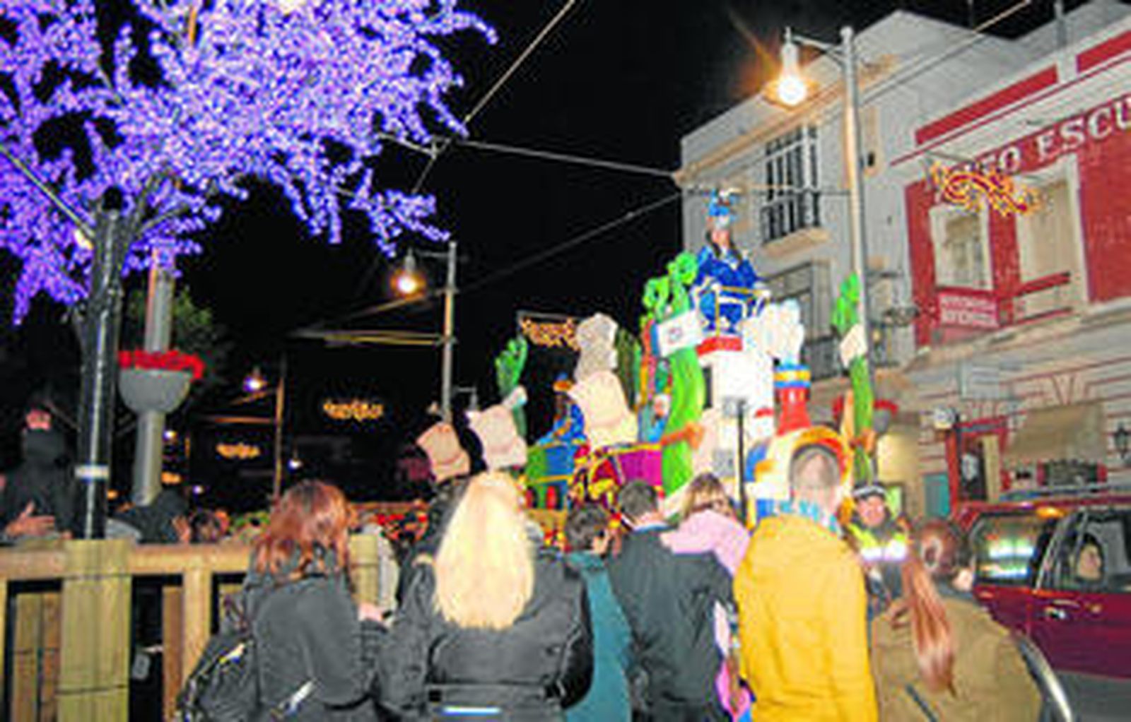 El Heraldo Real, ayer tarde, mientras recorre la calle Real.