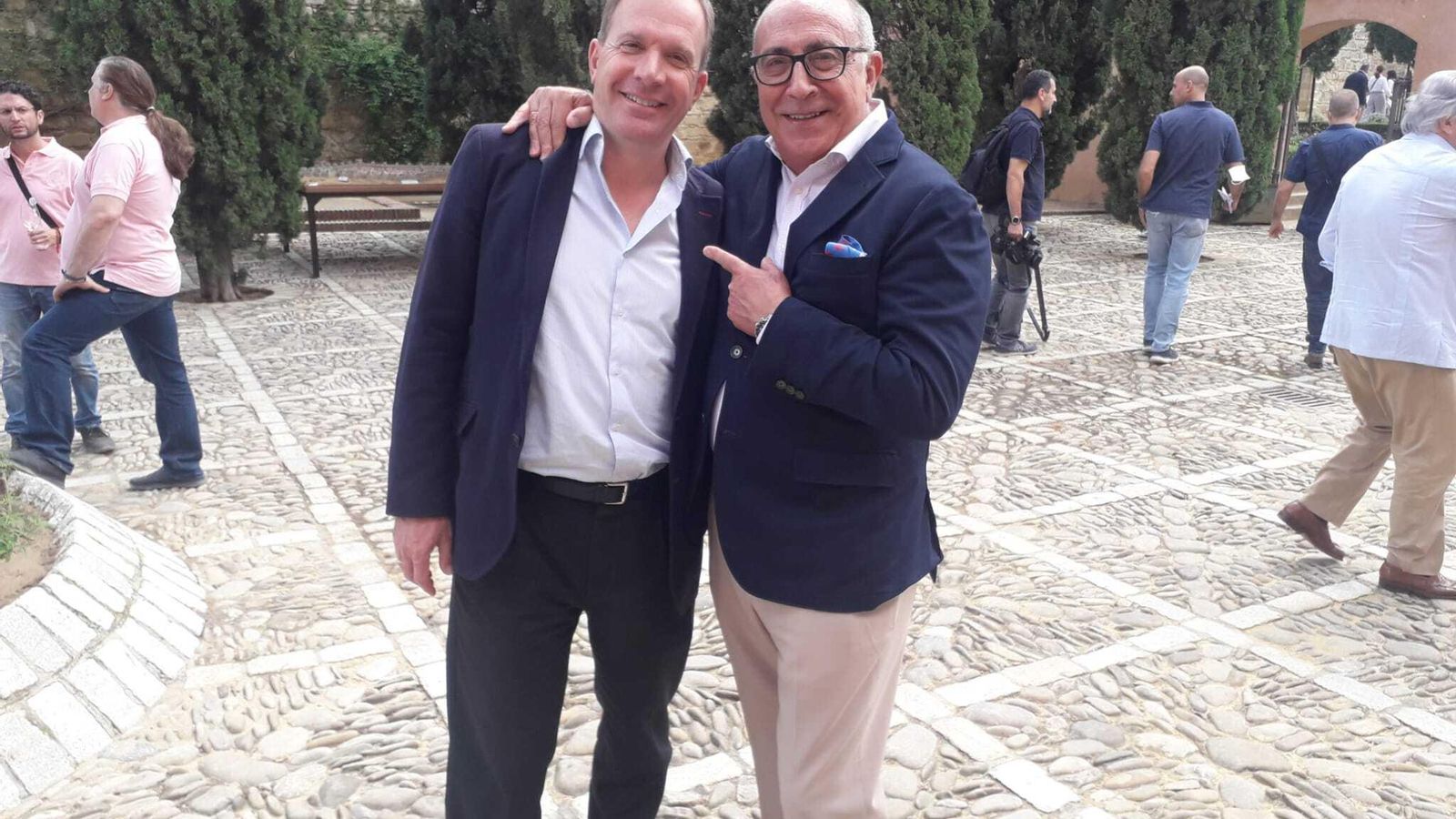 Antonio Flores y Salvador Guimerá, de González Byass, en el Patio de Armas del Alcázar.