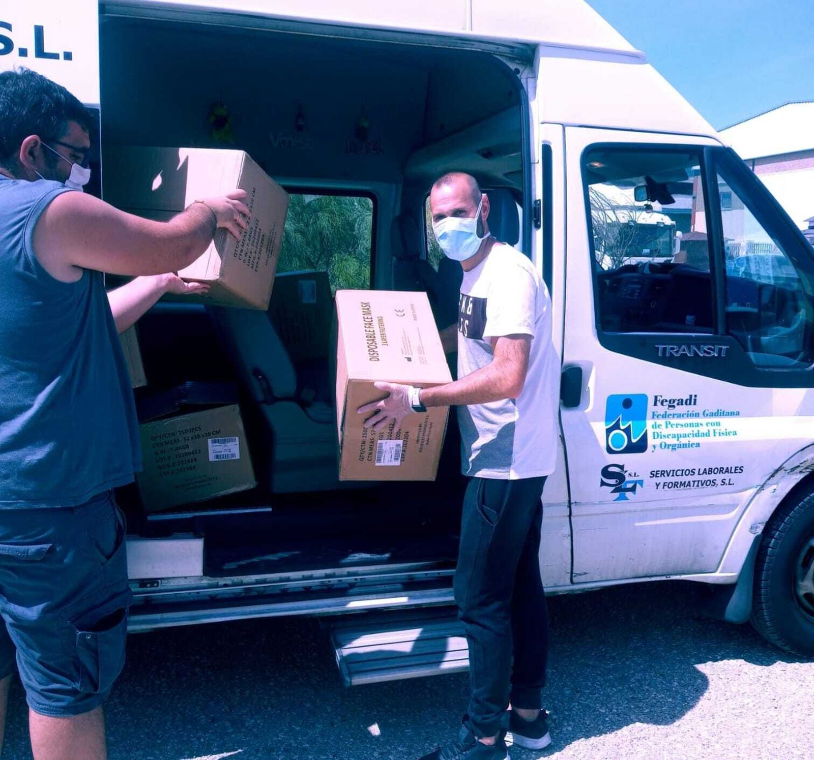 Personal de Fegadi, en las tareas de distribución de las mascarillas.