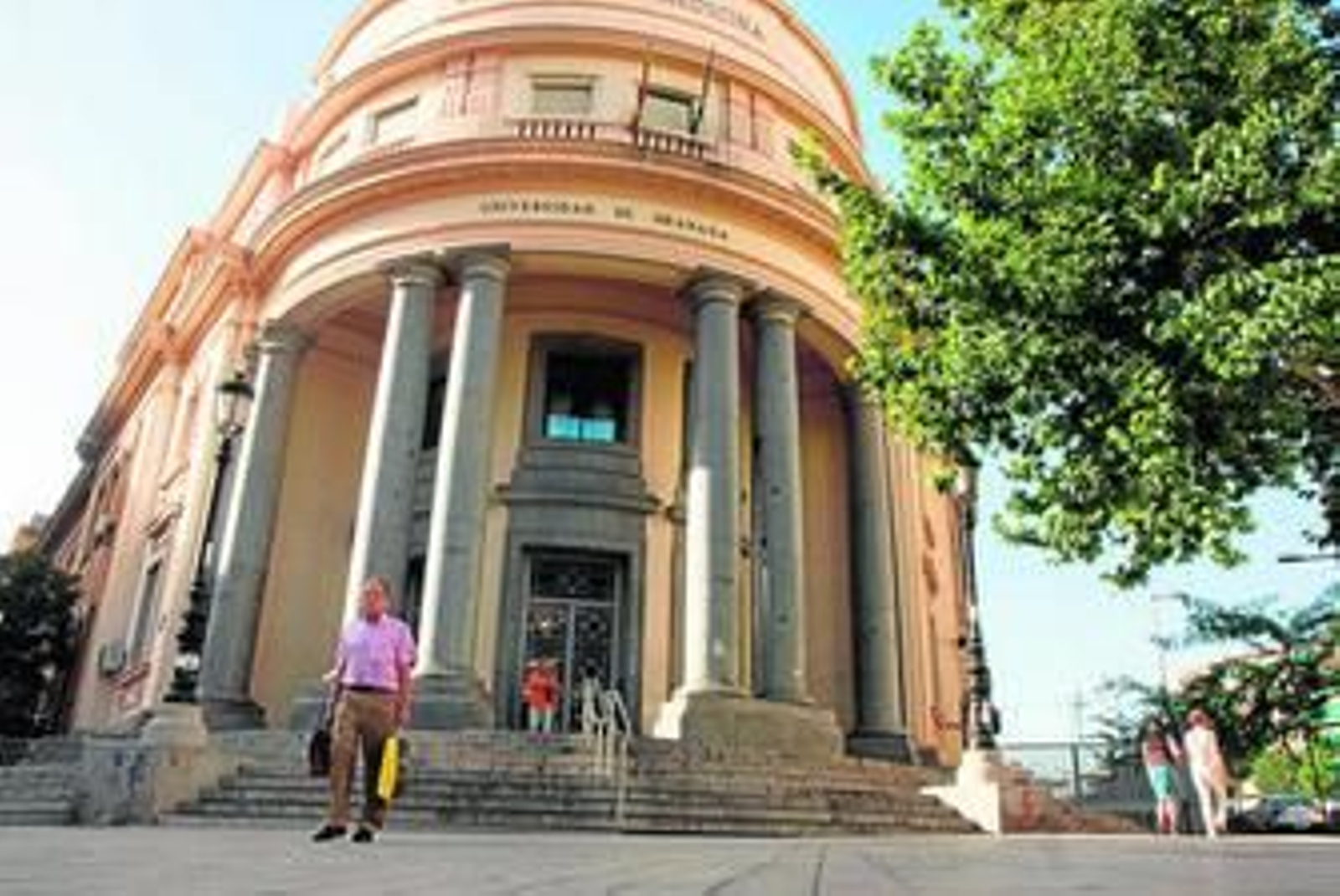 La Facultad de Medicina a la hora del cierre de la mañana.