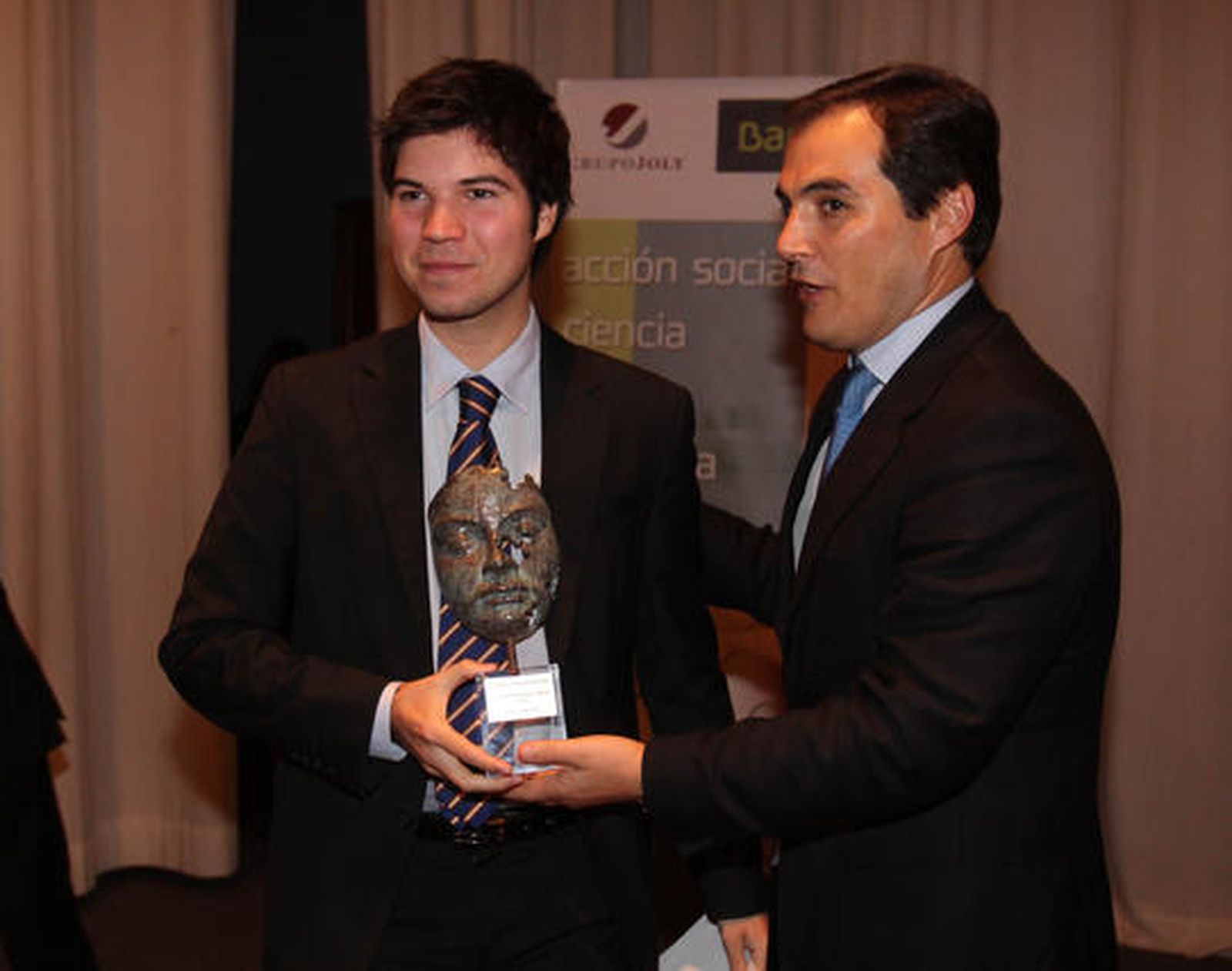 Montalvo recoge el premio de manos de Nieto.

Foto: O. Barrionuevo / lvaro Carmona