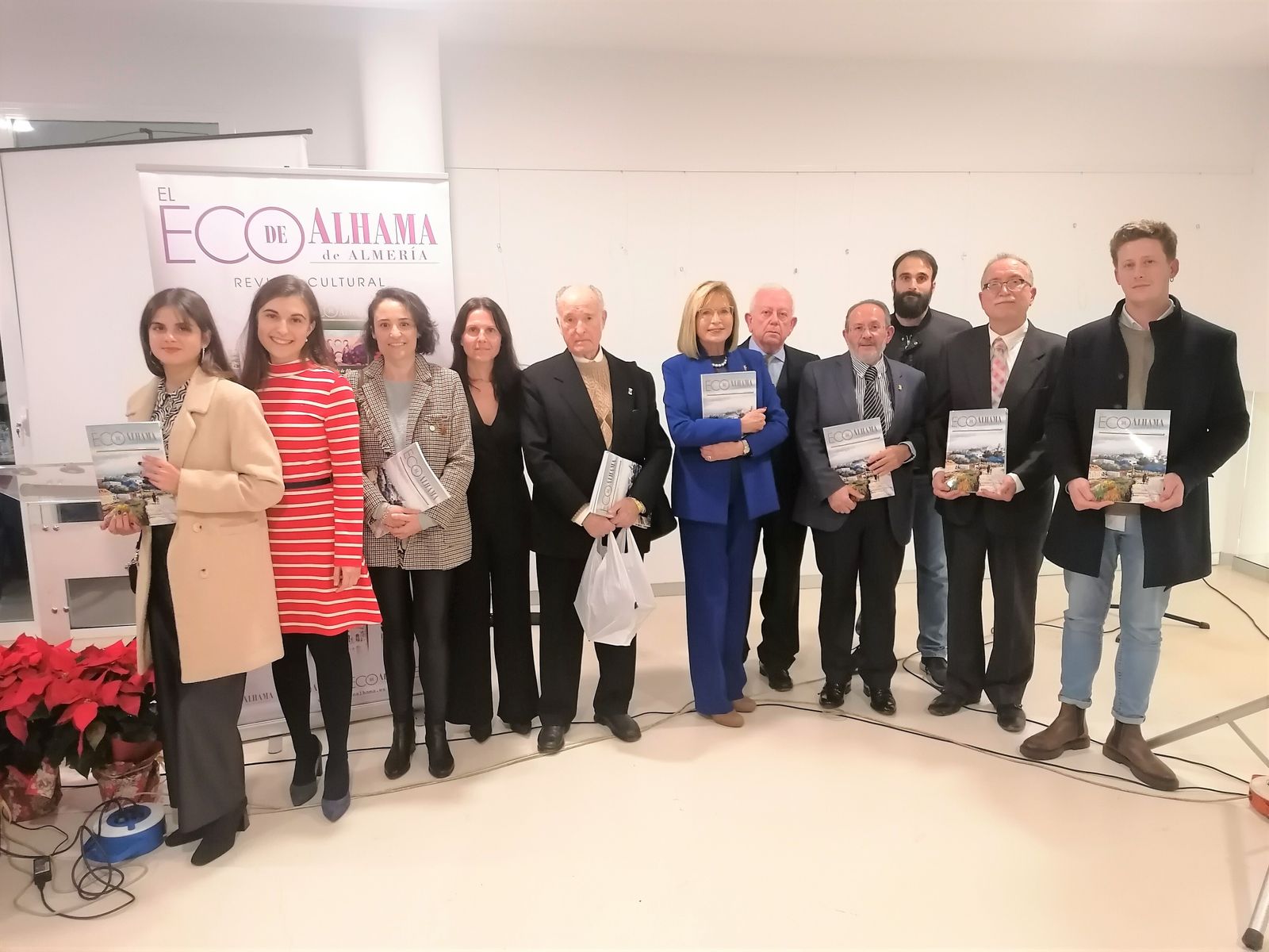 María Carmen Amate con el grupo de colaboradores de la revista ‘El Eco de Alhama’.