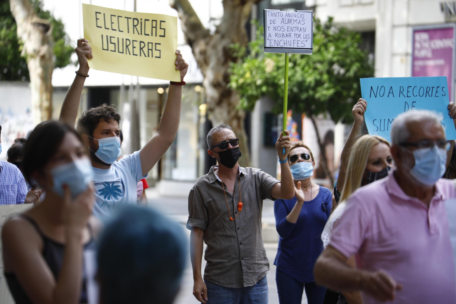 La manifestación en Córdoba contra la nueva tarifa de la luz, en imágenes