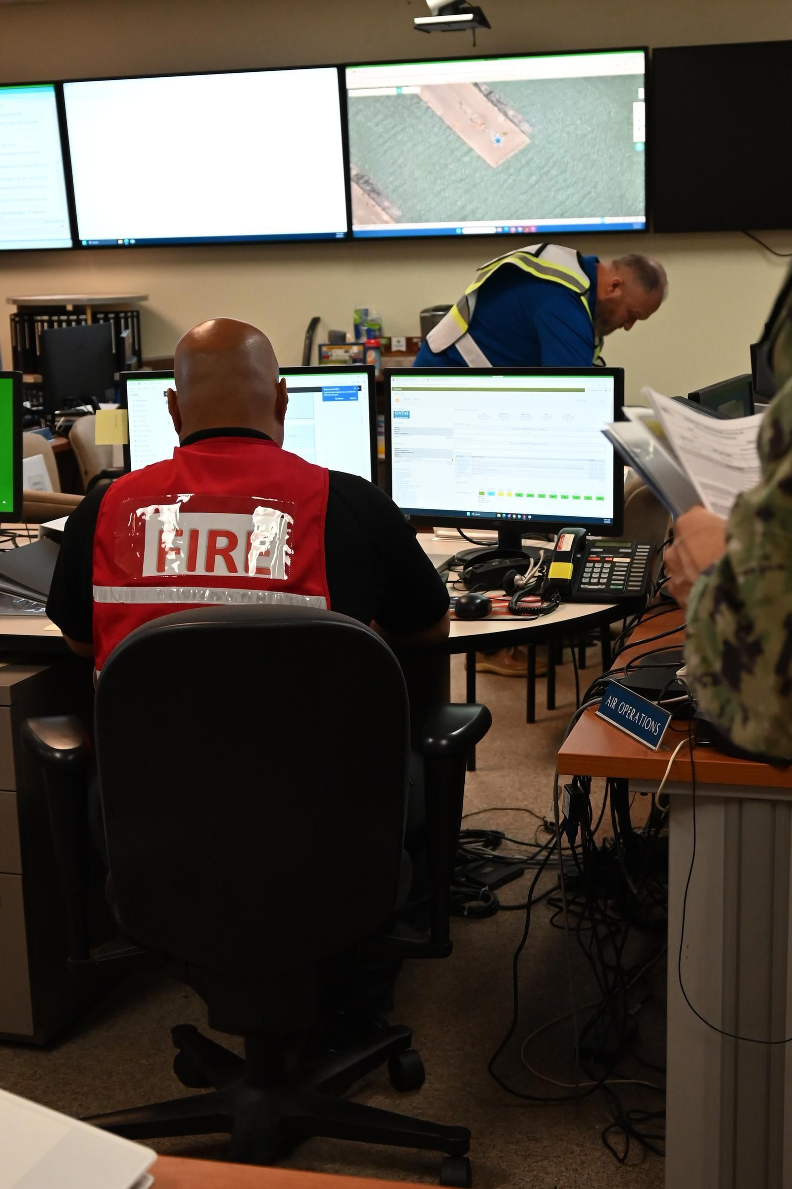 Las imágenes del simulacro de vertido en la Base de Rota