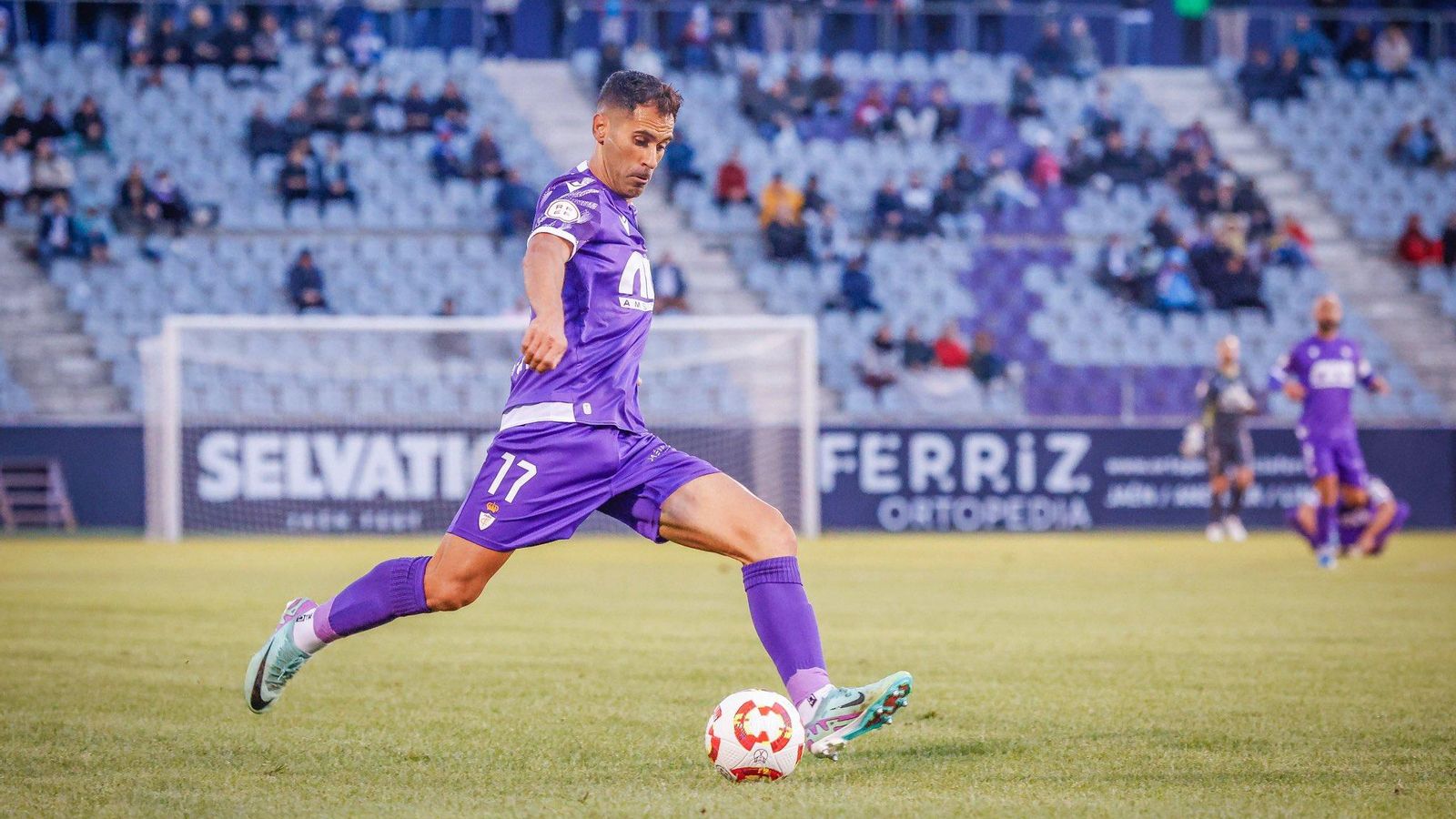 Javi Lozano se dirige a golpear el balón en un partido en el Nuevo Estadio de La Victoria.