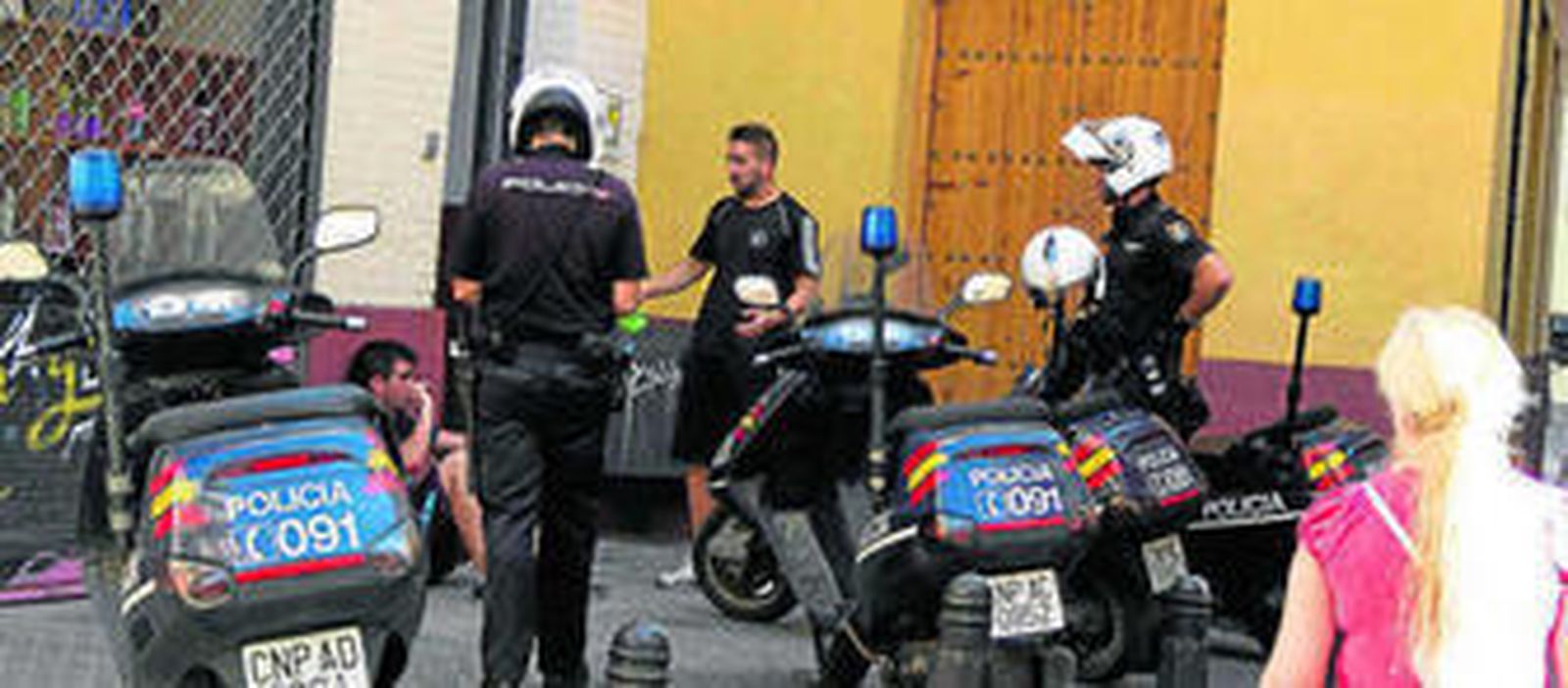 La Policía custodia el bloque de pisos de la calle Feria en el que se encontró el cadáver.