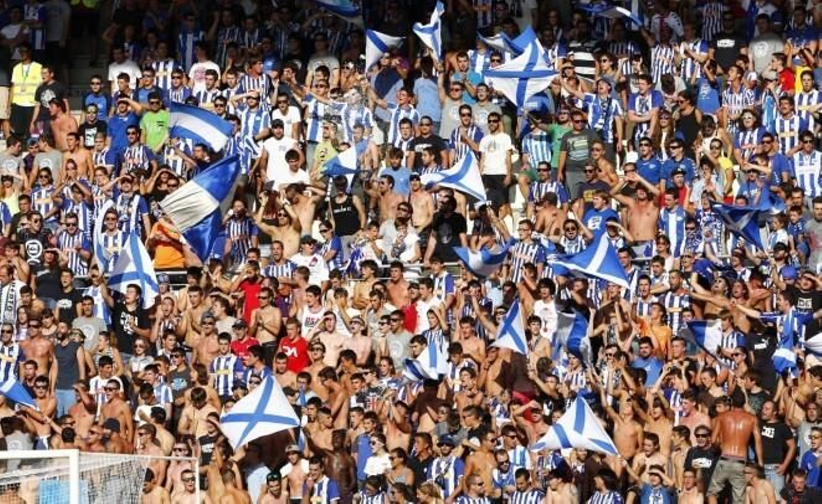 Afición del Deportivo Alavés durante un partido.