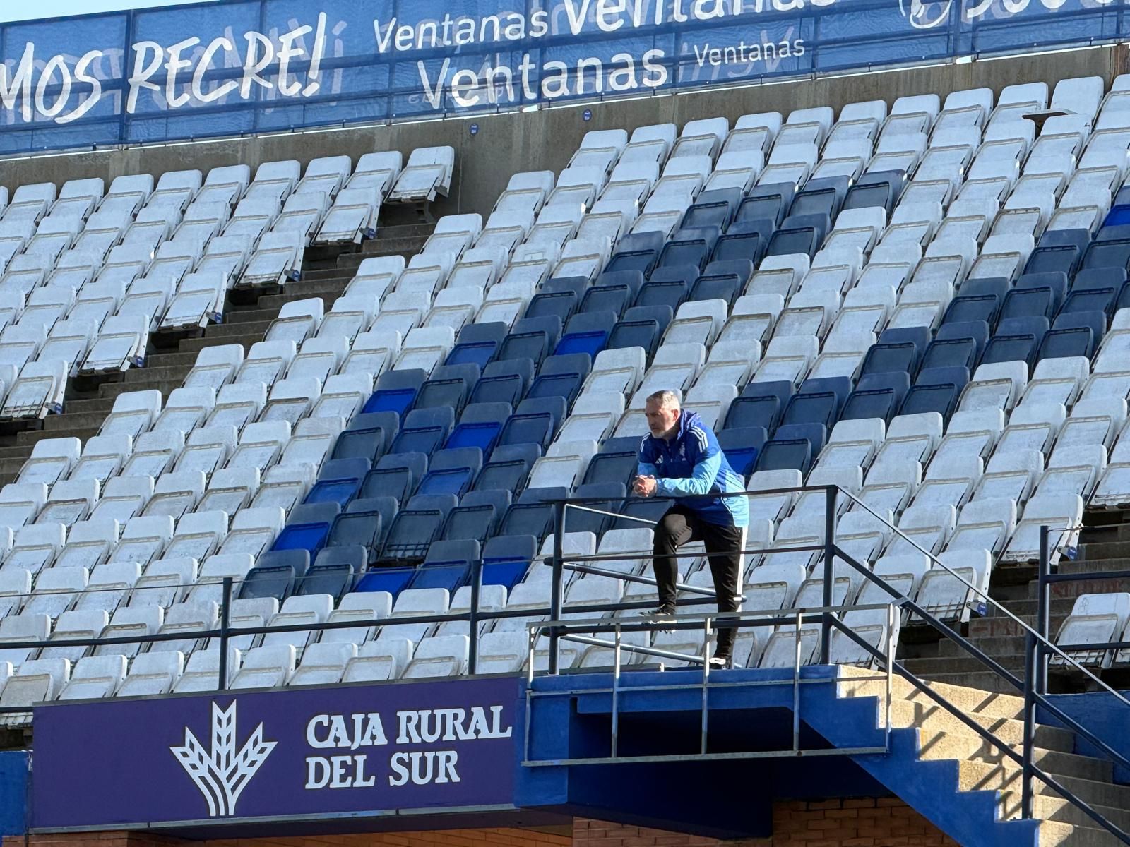 Arzu observa el entrenmeinto de sus jugadores de este martes.