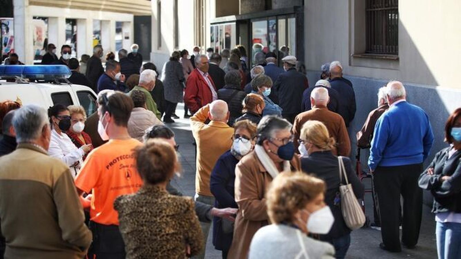 Imagen de las colas que se han formado estos días a las puertas del Palacio de Congresos de Cádiz para recibir la vacuna contra el covid