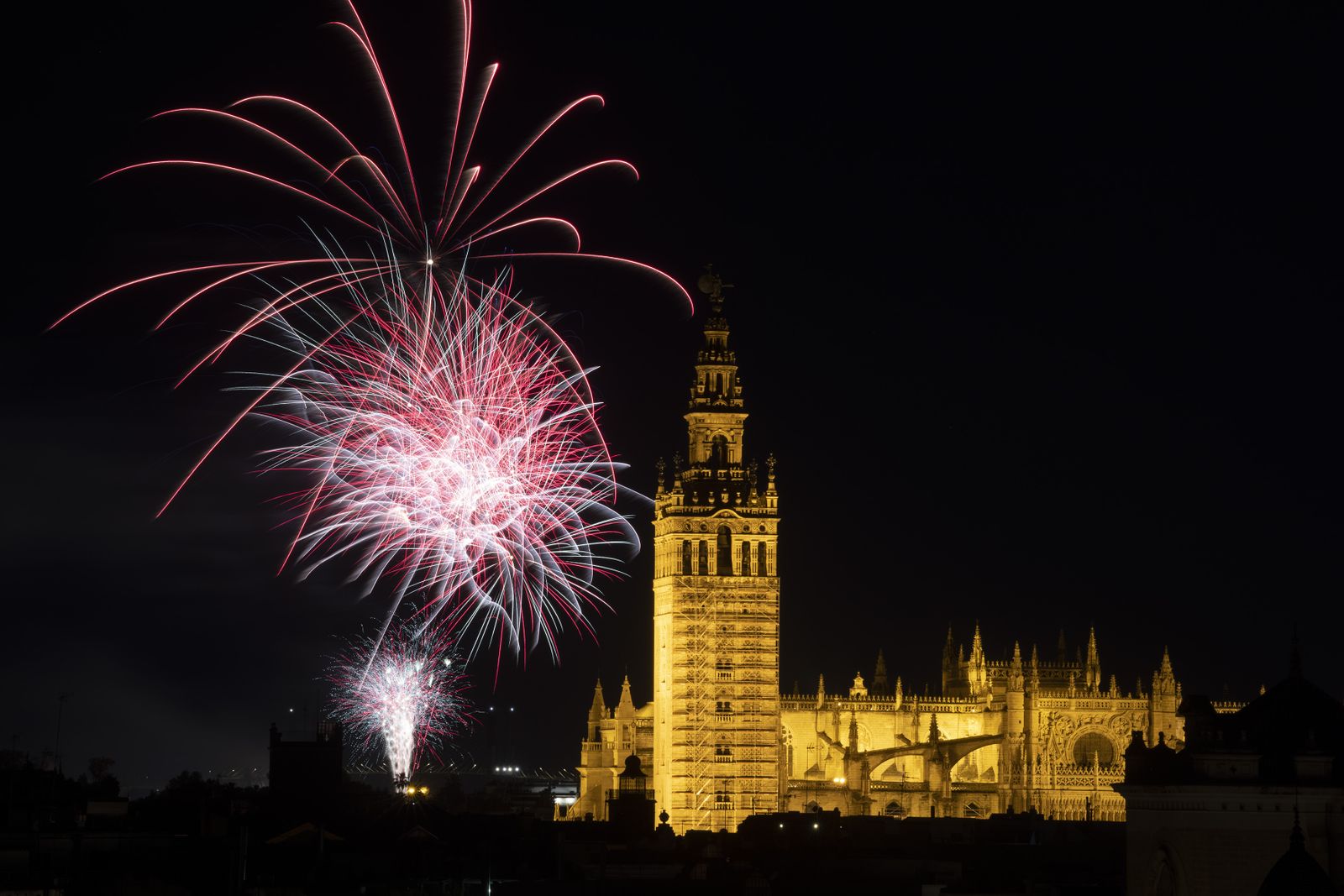 El espectáculo de fuegos artificiales de la Feria de Sevilla  2023