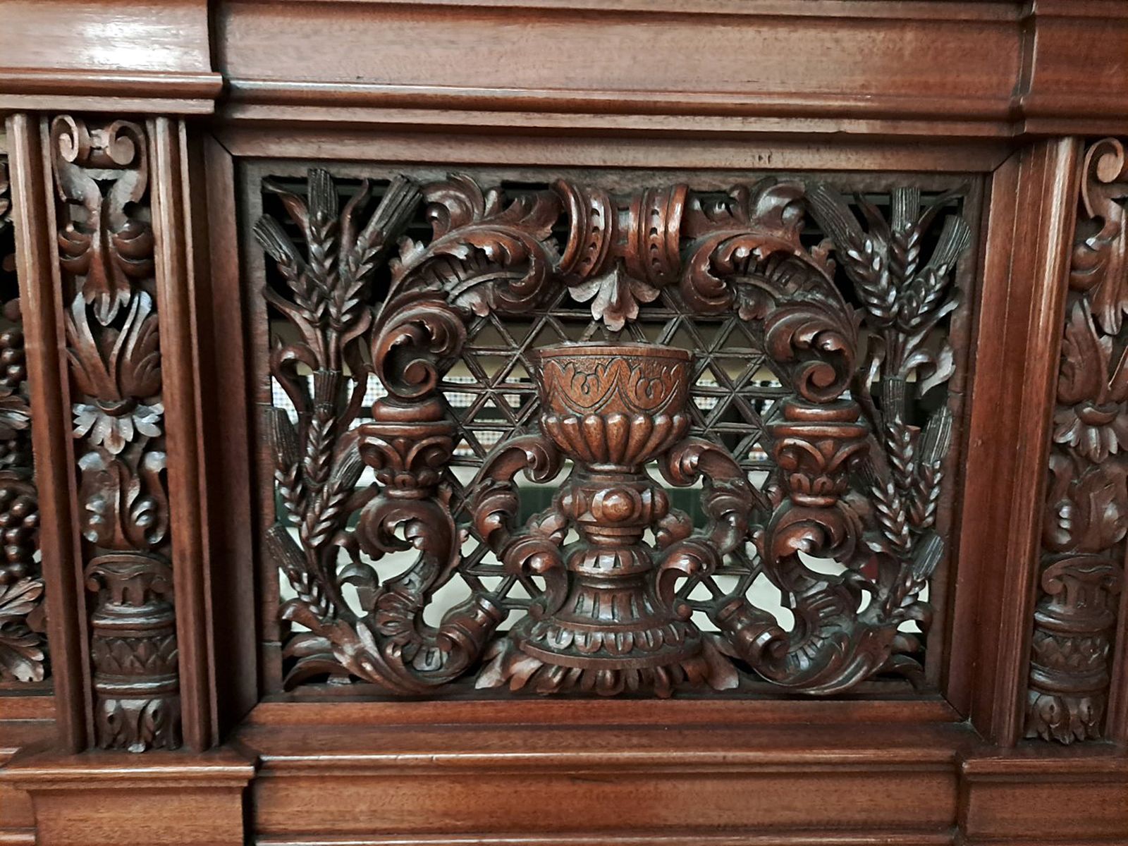 Detalle del paño de un paso tallado en caoba.