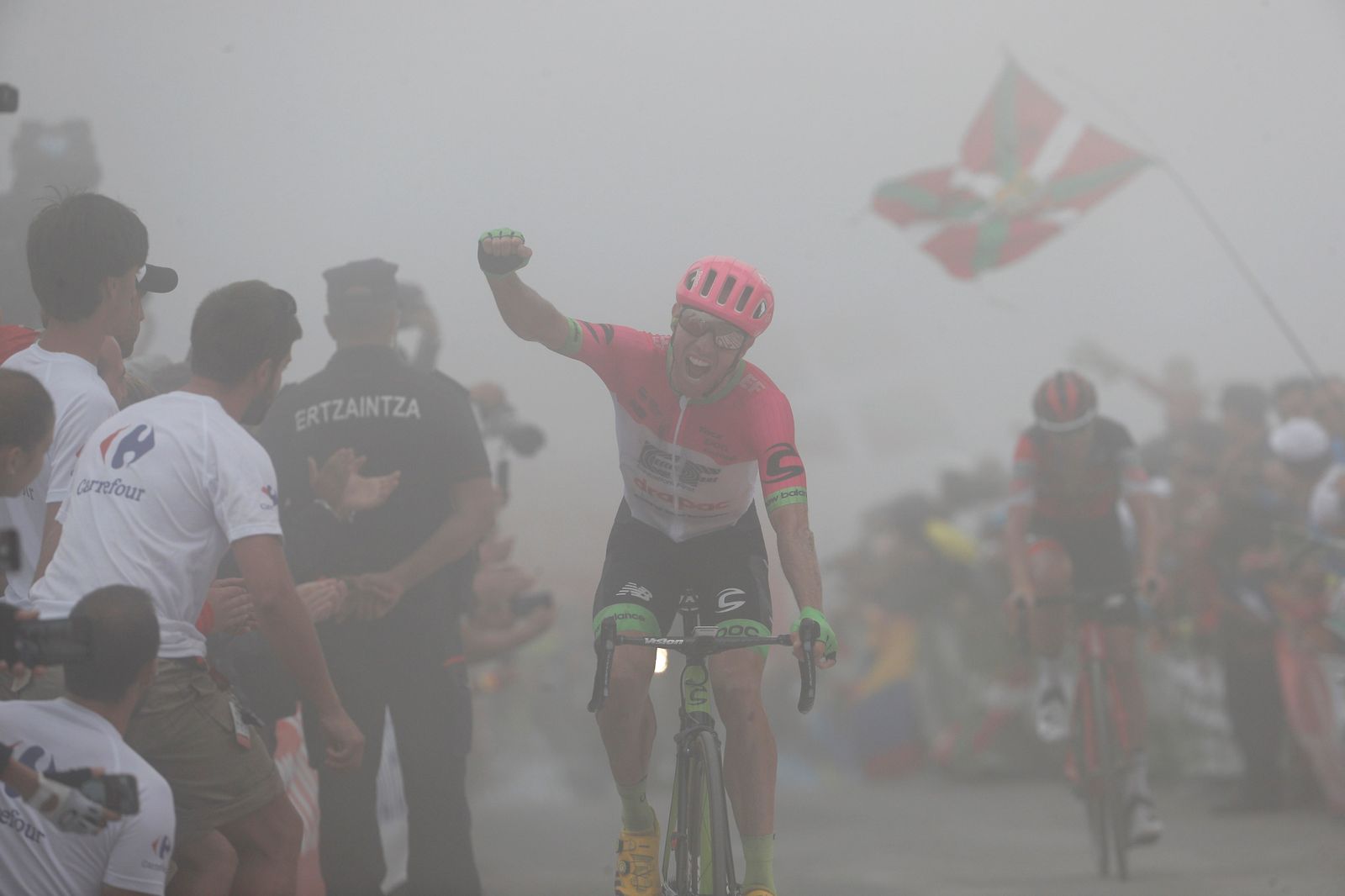 Michael Woods (EF) celebra su victoria en la decimoséptima etapa de la Vuelta a España, con final en el Monte Oiz.