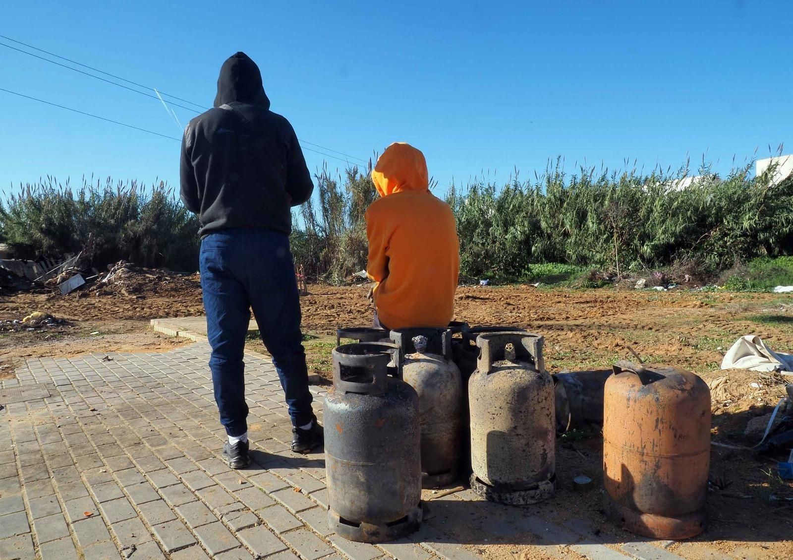 Dos afectados por el incendio en el asentamiento.