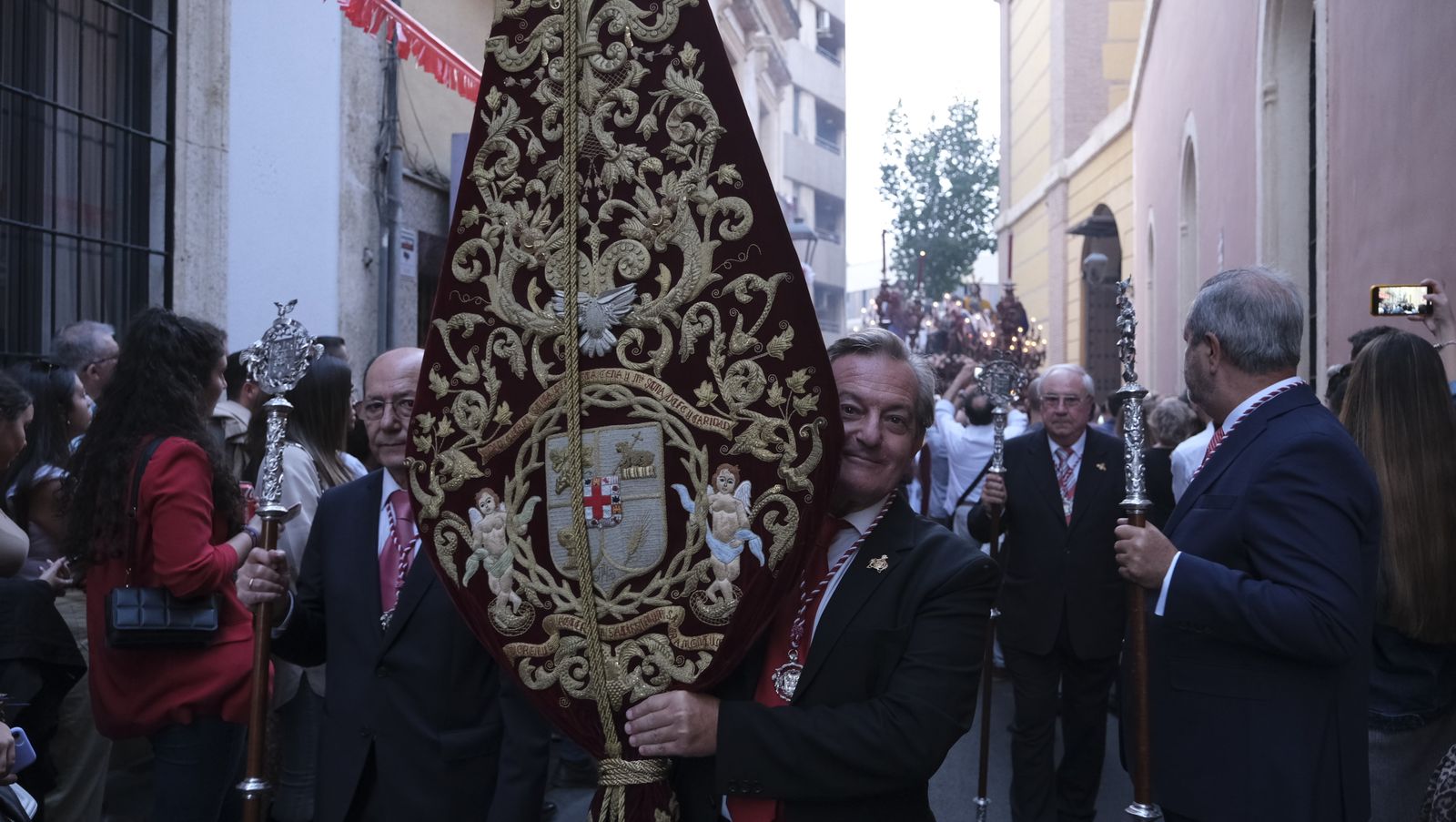 Imágenes de La Magna por las calles de Almería