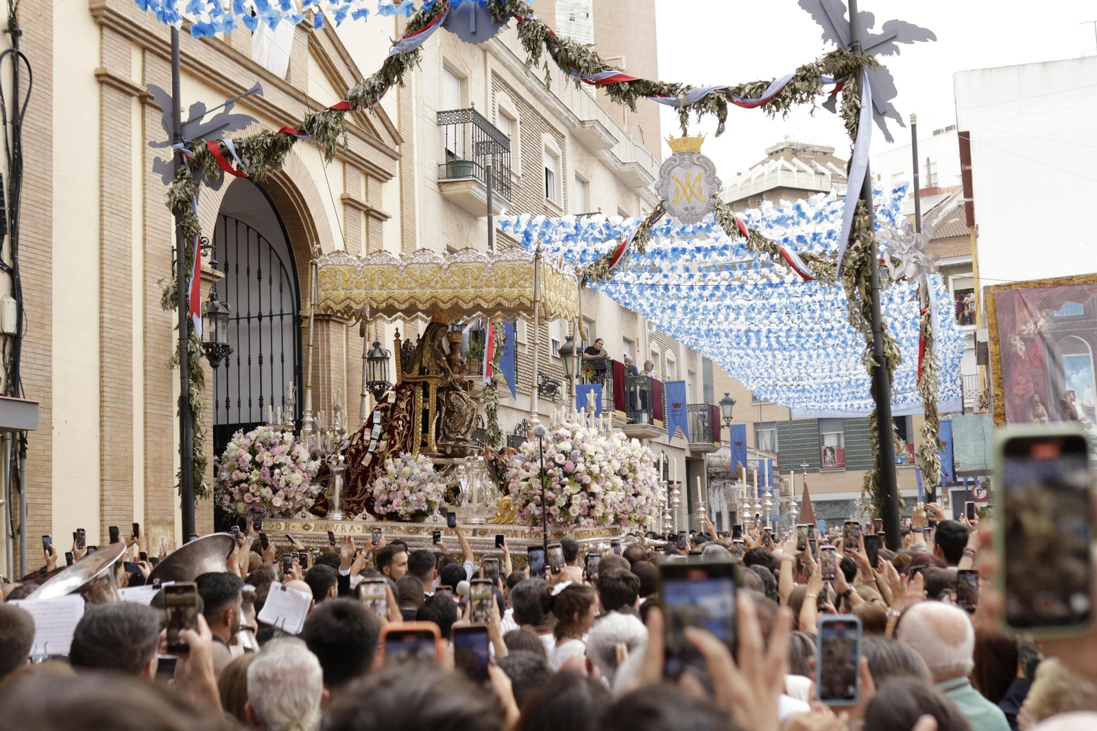 Imágenes de la salida y el recorrido de la Virgen de la Bella en la Magna Mariana de Huelva