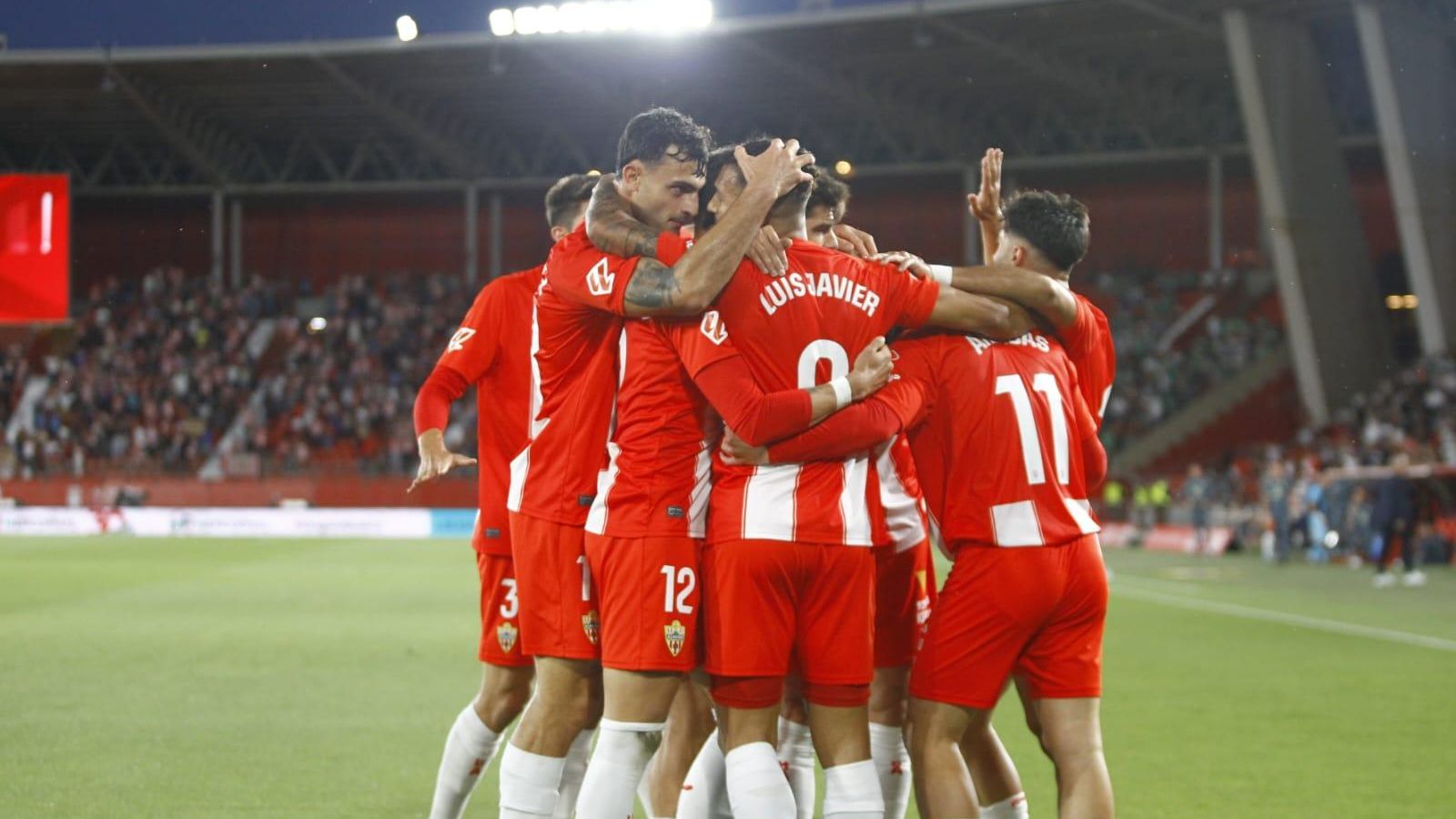 Los rojiblancos celebran el primer tanto del choque.